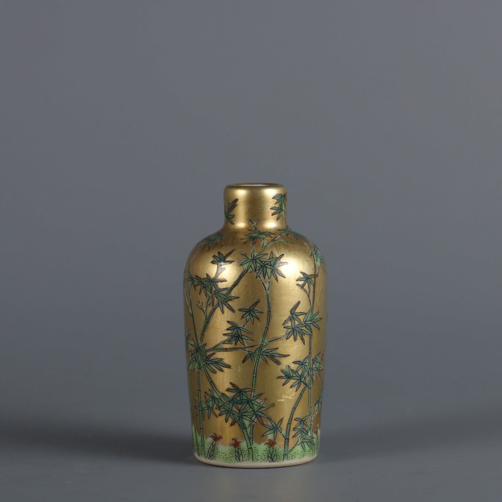 An Exquisite Famille-Rose Bamboo Pattern Snuff Bottle: An Exquisite Famille-Rose Bamboo Pattern Snuff Bottle Qing Dynasty, China Qianlong Four-character Mark Size:6.5cmx3.5cm (The Dimensions Of All Batches Are Manually Measured.If You Need More