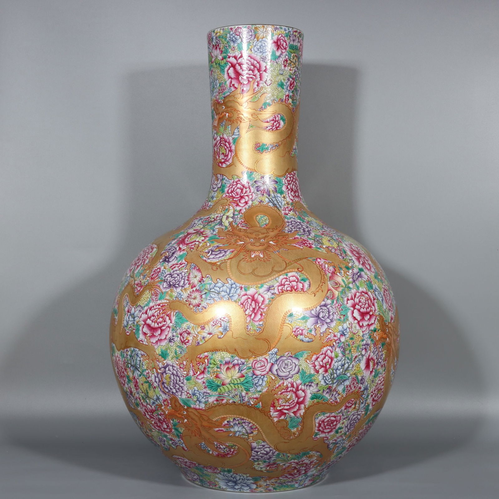 An Exquisite Famille-Rose Painted Gold Flower Pattern Dragon Pattern Vase: An Exquisite Famille-Rose Painted Gold Flower Pattern Dragon Pattern Vase Qing Dynasty, China Qianlong Four-character Mark Size:82cm (The Dimensions Of All Batches Are Manually Measured.If You Need Mo