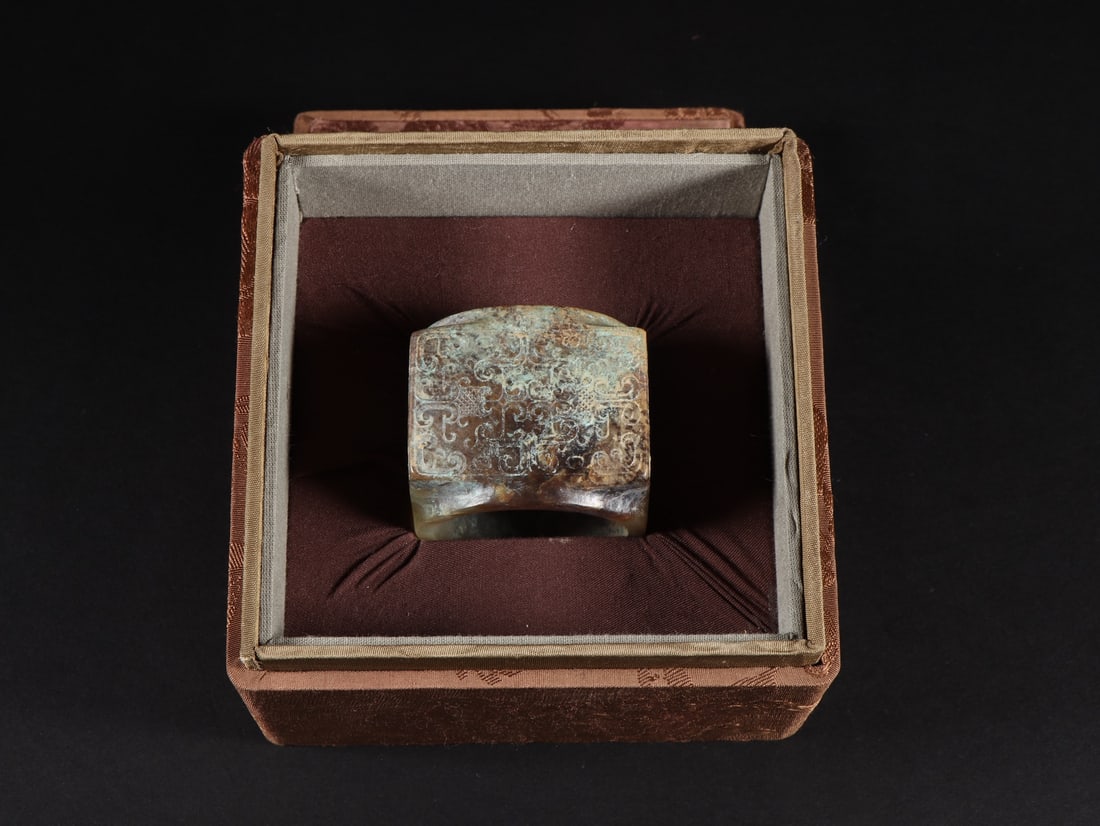 An Exquisite White Jade Ornament: An Exquisite White Jade Ornament Han Dynasty, China Size:4.7cmx4.1cm Weight:121g (The Dimensions Of All Batches Are Manually Measured.If You Need More Detailed Information, Please Contact Our