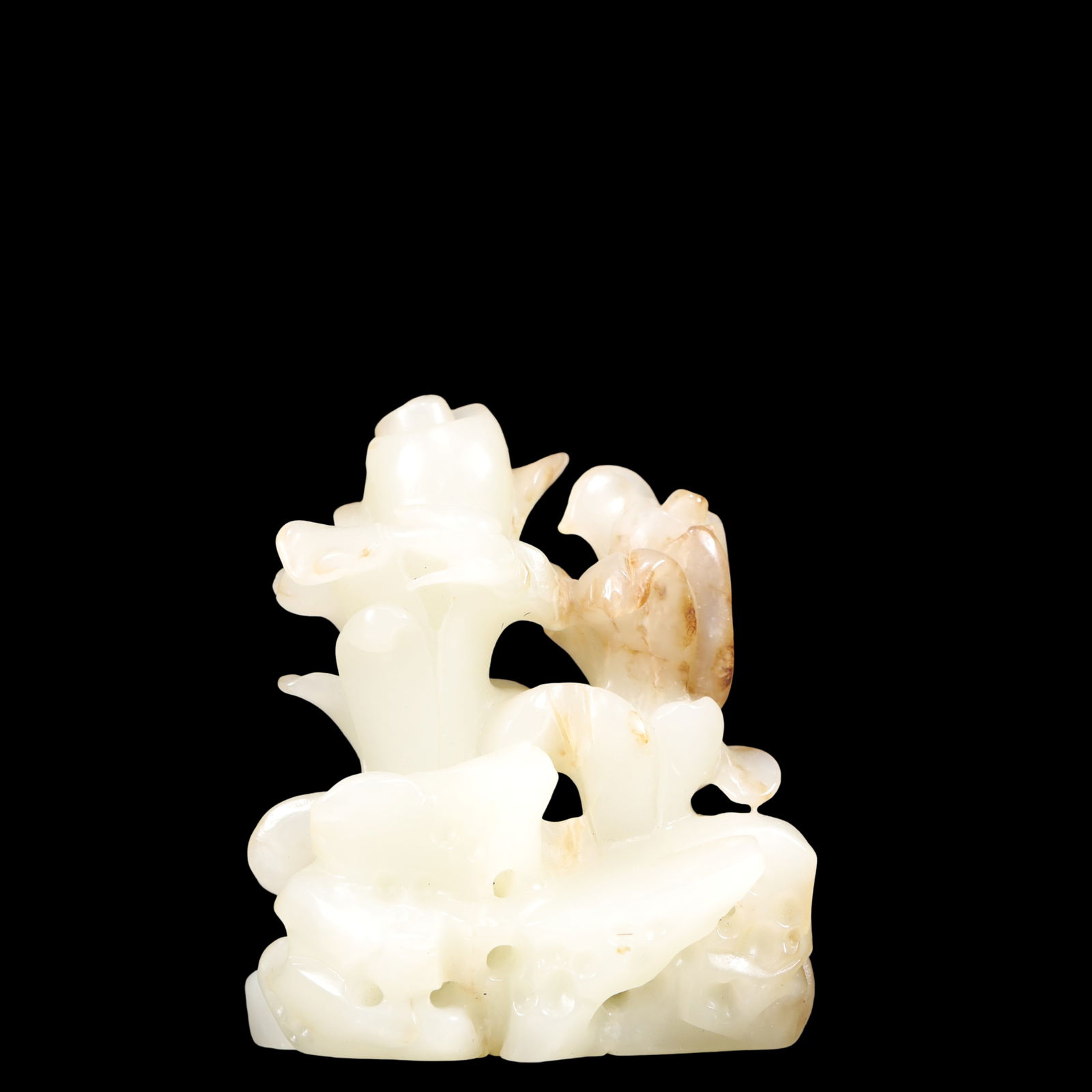 A Exquisite White Jade Flower Ornament: A Exquisite White Jade Flower Ornament Qing Dynasty, China Size:7.5cmx4cmx9cm Weight:300g (The Dimensions Of All Batches Are Manually Measured.If You Need More Detailed Information, Please Contact Our