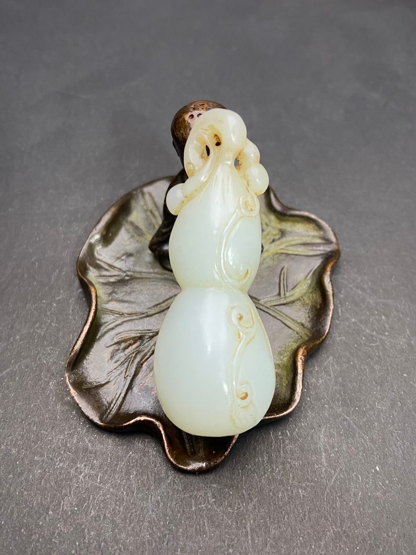 An Exquisite White Jade Gourd-Shaped Ornament: An Exquisite White Jade Gourd-Shaped Ornament Ming Dynasty, China Size:62mmx22.2mmx23mm Weight:40g (The Dimensions Of All Batches Are Manually Measured.If You Need More Detailed Information,