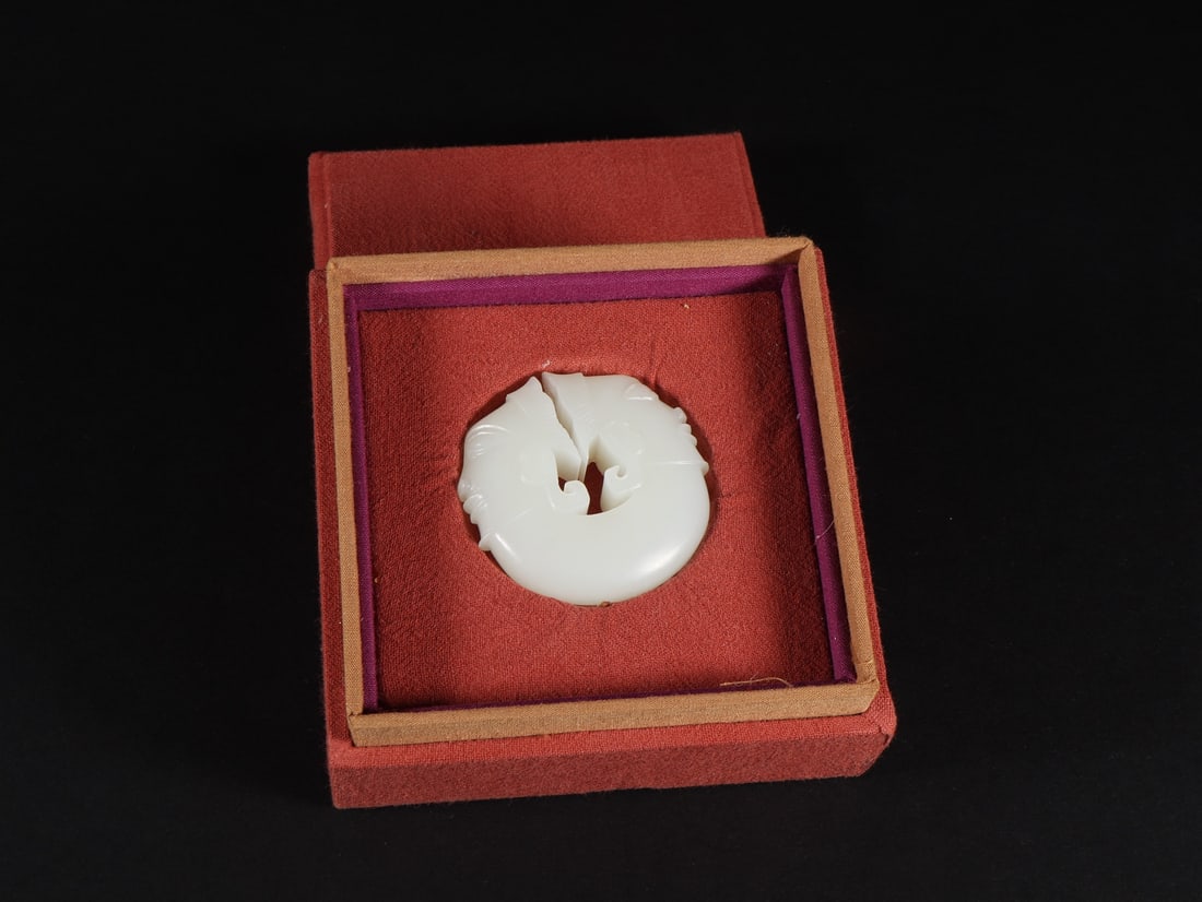 An Exquisite White Jade Ornament: An Exquisite White Jade Ornament Size:4.9cmx4.7cmx1.3cm Weight:48g (The Dimensions Of All Batches Are Manually Measured.If You Need More Detailed Information, Please Contact Our Customer Service Befor