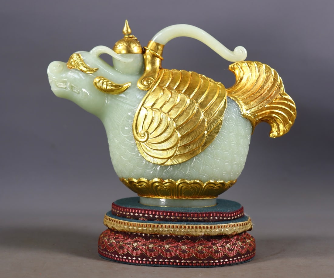An Exquisite White Jade Cover with Gold Ewer: An Exquisite White Jade Cover with Gold Ewer Qing Dynasty, China Qianlong Four-character Mark Size:16cmx19cmx7cm Weight:976g (The Dimensions Of All Batches Are Manually Measured.If You Need More Detai