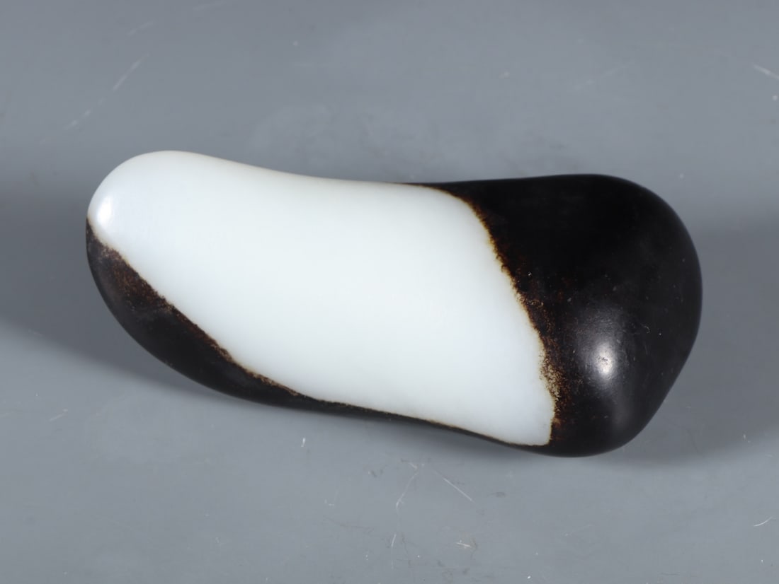 An Exquisite White Jade Ornament: An Exquisite White Jade Ornament Qing Dynasty, China Size:13.3cmx7.8cmx6.3cm Weight:264g (The Dimensions Of All Batches Are Manually Measured.If You Need More Detailed Information, Please Contact Our