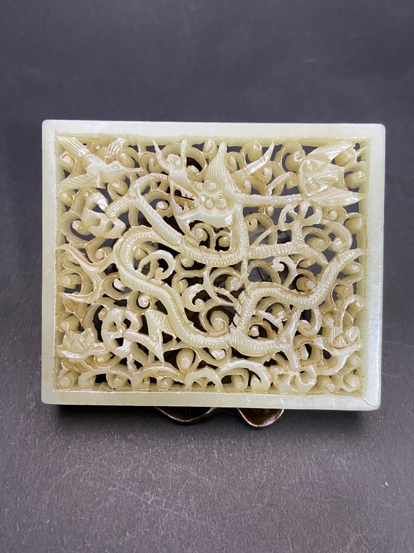 An Exquisite White Jade Dragon Pattern Ornament: An Exquisite White Jade Dragon Pattern Ornament Ming Dynasty, China Size:84.4mmx71mmx8.5mm Weight:96g (The Dimensions Of All Batches Are Manually Measured.If You Need More Detailed Information, Please