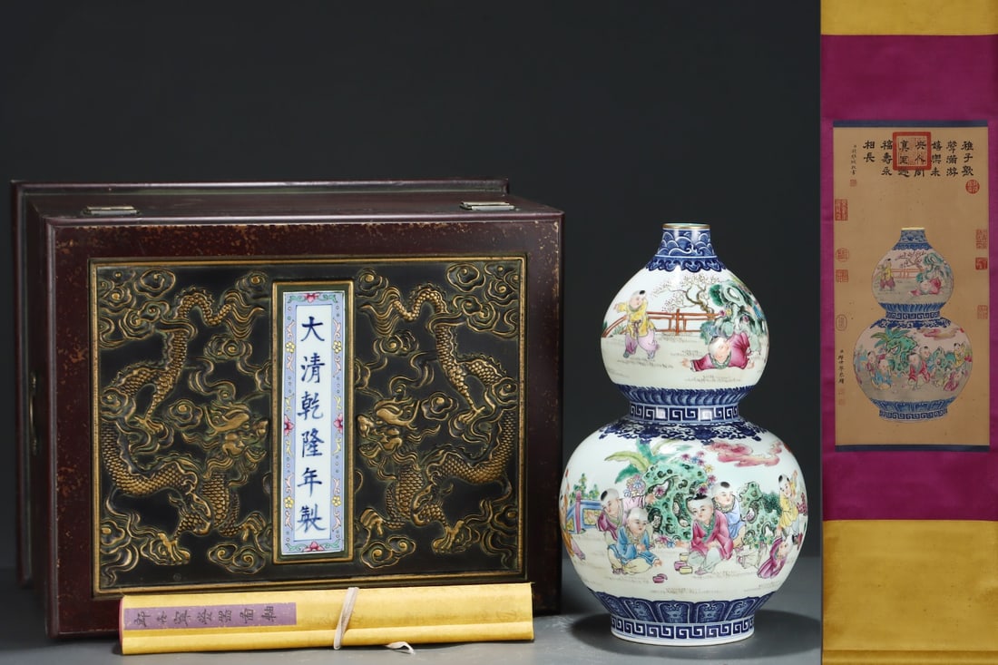 An Exquisite Famille-Rose Blue and White Painted Gold Character and Story Pattern Gourd-Shaped Vase: An Exquisite Famille-Rose Blue and White Painted Gold Character and Story Pattern Gourd-Shaped Vase Qing Dynasty, China Qianlong Six-character Mark Without frame Size:66cmx32cm Size:39.5cmx24.3cm 