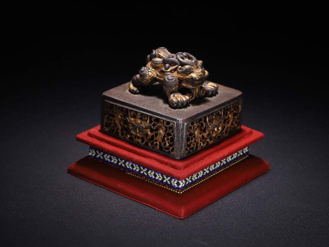 An Exquisite Iron Painted Gold Auspicious Beast Seal: An Exquisite Iron Painted Gold Auspicious Beast Seal Qing Dynasty, China Size:8.2cmx8.2cmx7.2cm Weight:799g (The Dimensions Of All Batches Are Manually Measured.If You Need More Detailed Information,