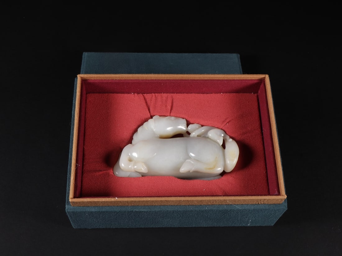 An Exquisite White Jade Horse Ornament: An Exquisite White Jade Horse Ornament Qing Dynasty, China Size:10.3cmx3.5cmx5.6cm Weight:264g (The Dimensions Of All Batches Are Manually Measured.If You Need More Detailed Information, Please Contac