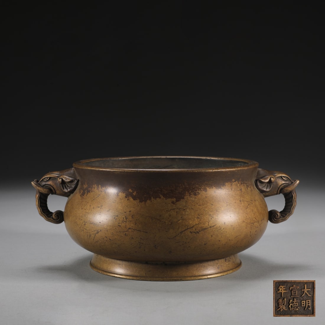 An Exquisite Bronze Double-Ears Censer: An Exquisite Bronze Double-Ears Censer Ming Dynasty, China Xuande Six-character Mark Size:8cmx16cm Weight:1700g (The Dimensions Of All Batches Are Manually Measured.If You Need More Detailed Informati