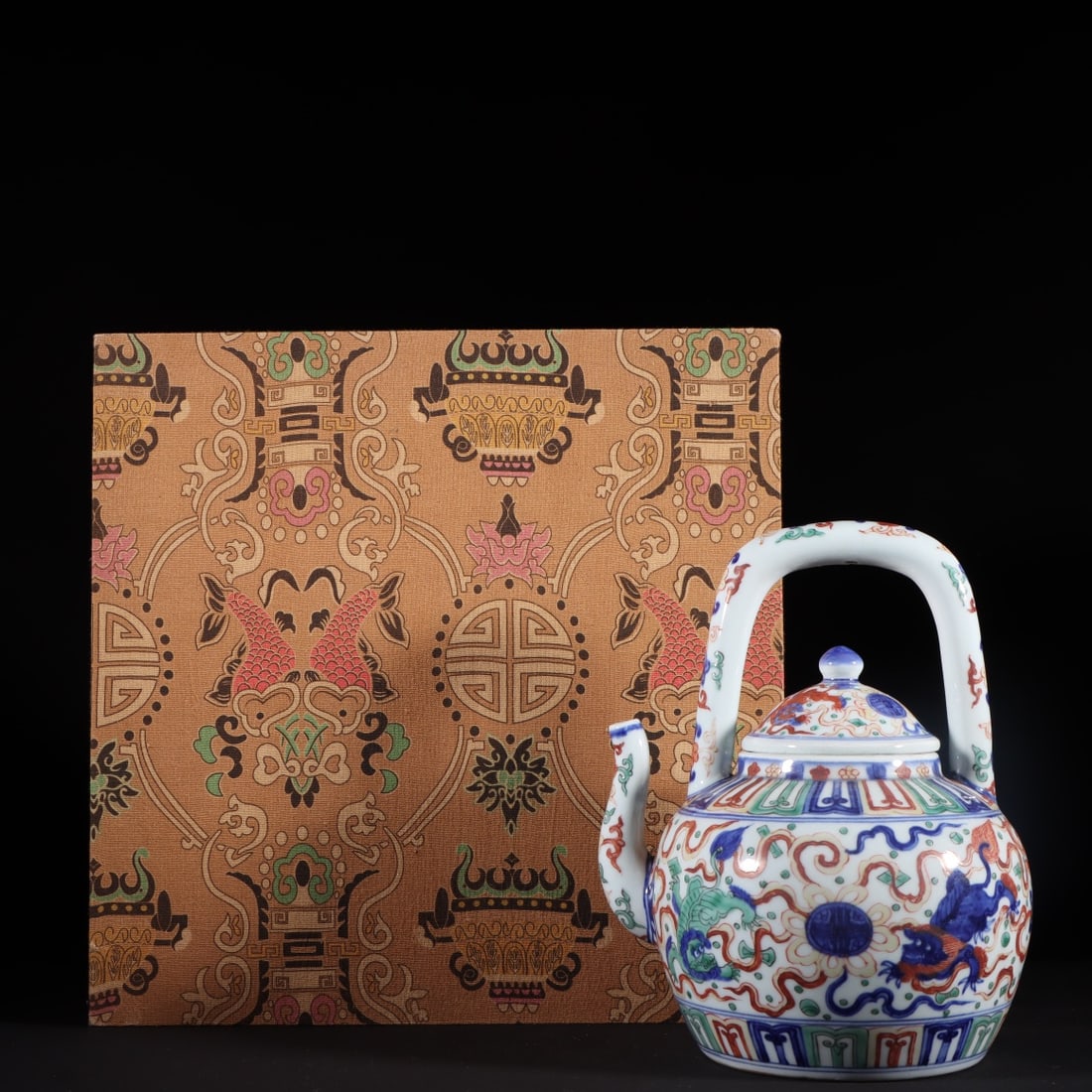 An Exquisite Wucai Lion Pattern Ewer: An Exquisite Wucai Lion Pattern Ewer Ming Dynasty, China Longqing Six-character Mark Size:23cmx18cm (The Dimensions Of All Batches Are Manually Measured.If You Need More Detailed Information, Please C