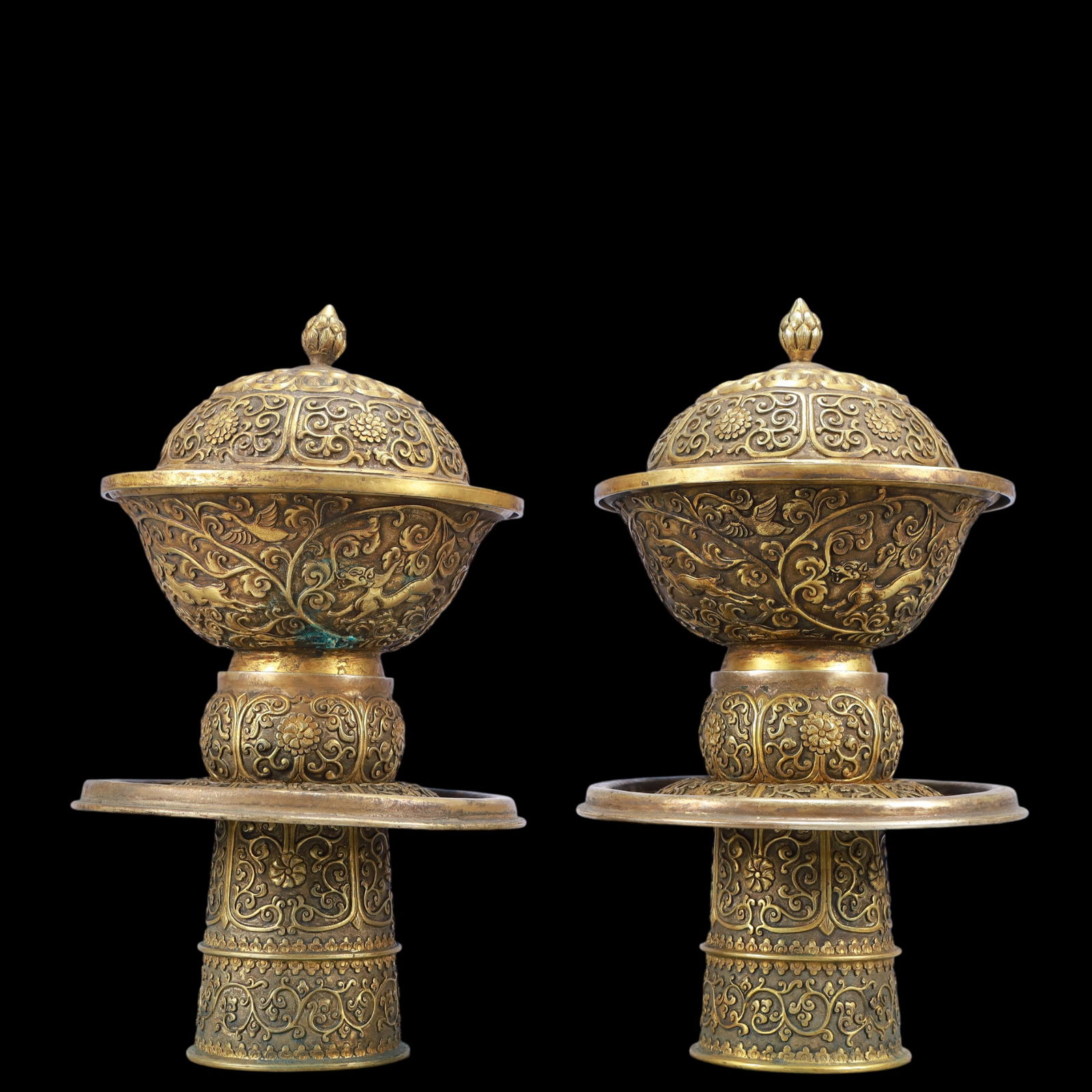 A Exquisite A pair of Gilt Bronze Lotus Pattern Bowl: A Exquisite A pair of Gilt Bronze Lotus Pattern Bowl Qing Dynasty, China Size:15cmx29cm Weight:2450g (The Dimensions Of All Batches Are Manually Measured.If You Need More Detailed Information, Please