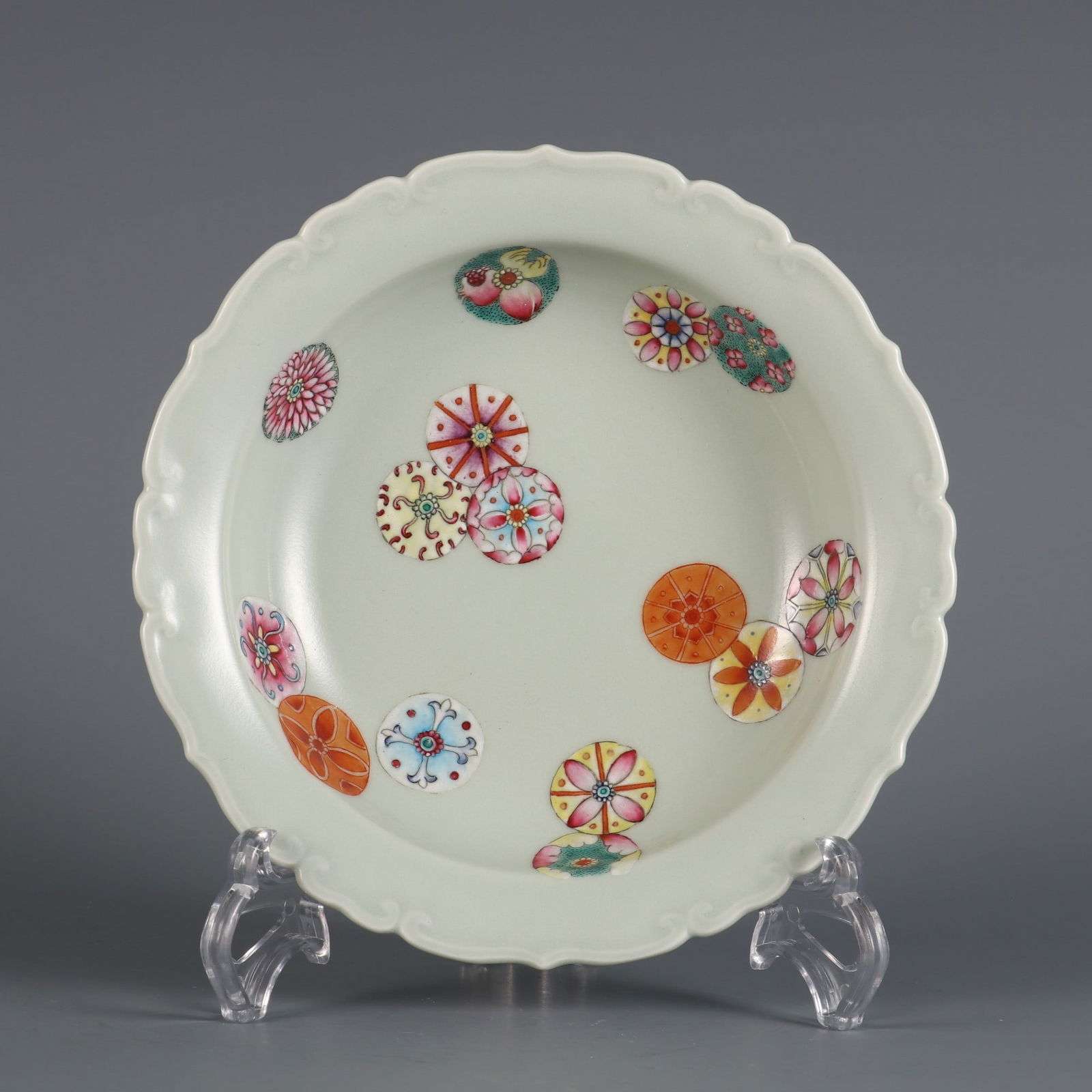 An Exquisite Famille-Rose Celadon Glazed Flower Pattern Plate: An Exquisite Famille-Rose Celadon Glazed Flower Pattern Plate Qing Dynasty, China Qianlong Six-character Mark Size:5cmx18cm (The Dimensions Of All Batches Are Manually Measured.If You Need More Detail
