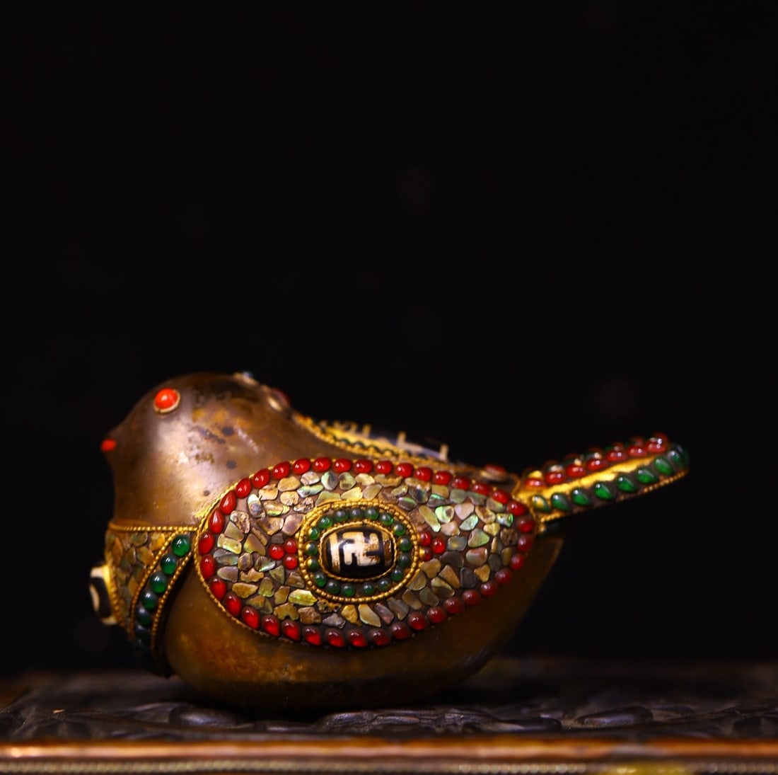 An Exquisite Crystal Inlaid Gems Bird Ornament: An Exquisite Crystal Inlaid Gems Bird Ornament Qing Dynasty, China Size:7cmx13cm Weight:300g (The Dimensions Of All Batches Are Manually Measured.If You Need More Detailed Information, Please Contact