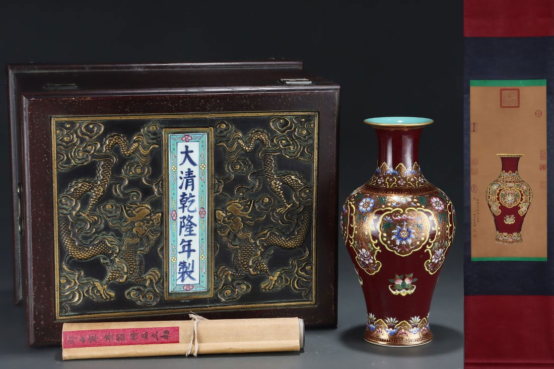 An Exquisite Famille-Rose Painted Gold Flower Pattern Bats and Peach Pattern Vase: An Exquisite Famille-Rose Painted Gold Flower Pattern Bats and Peach Pattern Vase Qing Dynasty, China Qianlong Six-character Mark Without frame Size:67cmx30cm Size:35.3cmx18.5cm (The Dimensions Of All