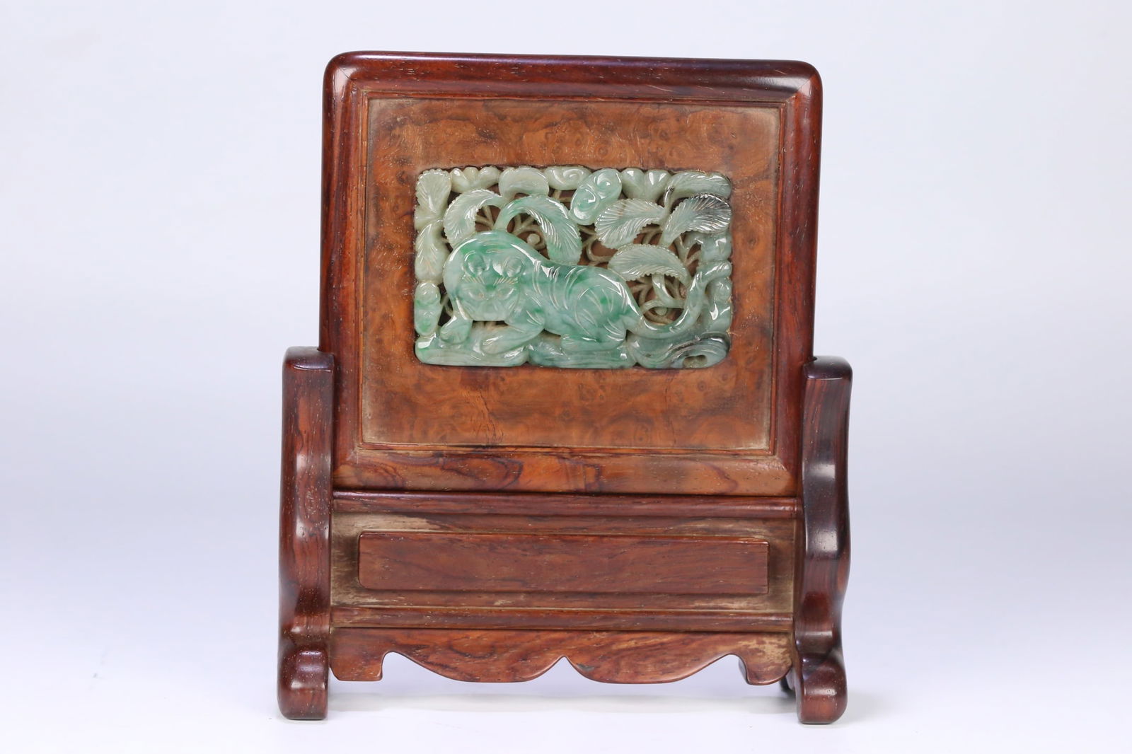 An Exquisite Wood Inlaid Jadeite Tiger Pattern Screen: An Exquisite Wood Inlaid Jadeite Tiger Pattern Screen Qing Dynasty, China Size:15cmx17.3cmx5.3cm Weight:233.1g (The Dimensions Of All Batches Are Manually Measured.If You Need More Detailed Informatio