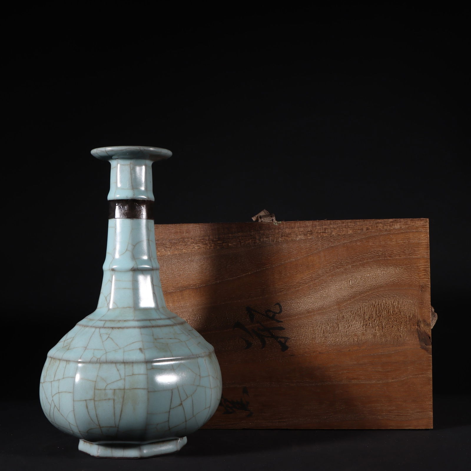 An Exquisite Guan yao Celadon Glazed Vase: An Exquisite Guan yao Celadon Glazed Vase Song Dynasty, China Size:23.8cmx14.5cm (The Dimensions Of All Batches Are Manually Measured.If You Need More Detailed Information, Please Contact Our Customer