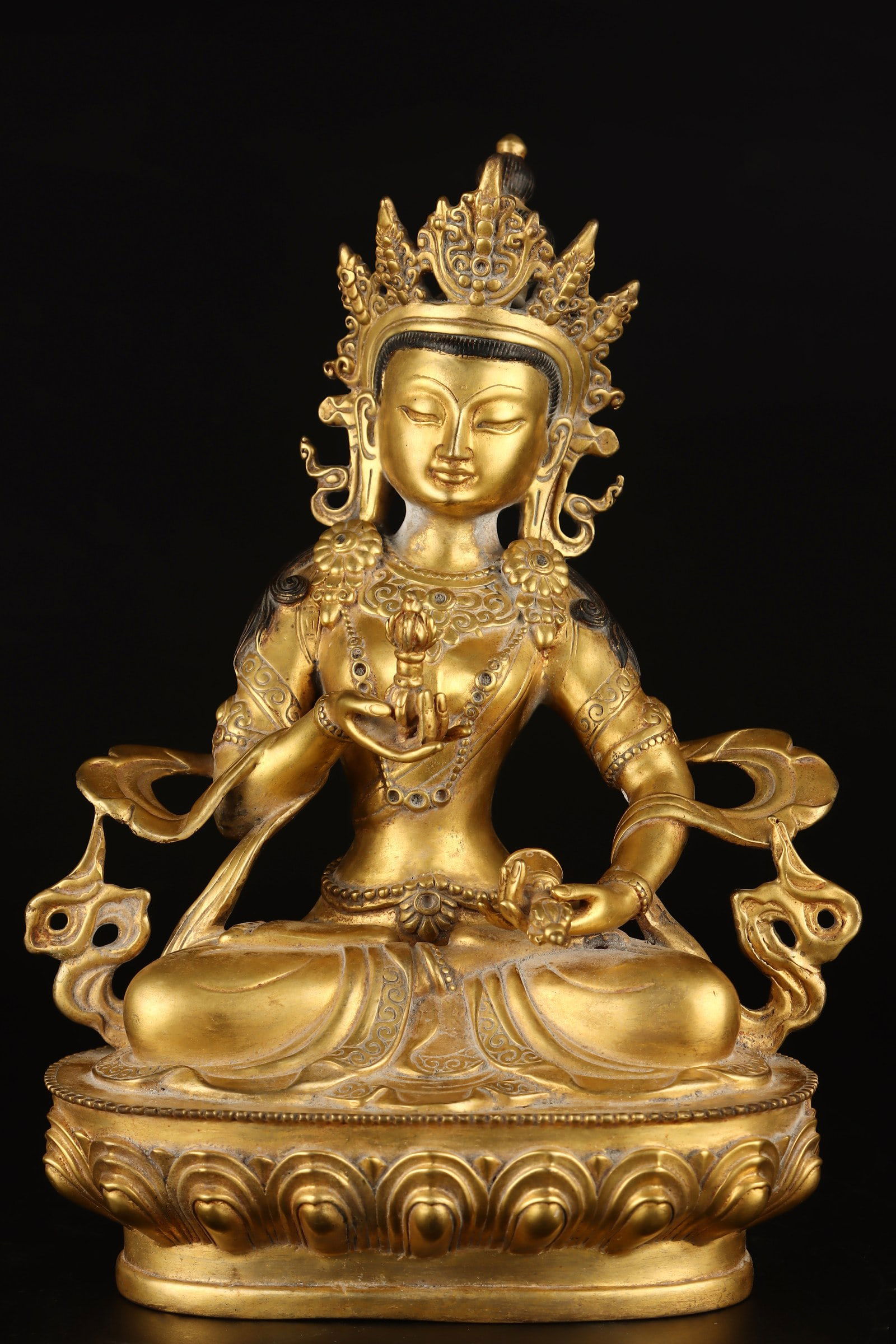 An Exquisite Gilt Bronze Statue of Tara: An Exquisite Gilt Bronze Statue of Tara Ming Dynasty, China Yongle Six-character MarkSize:30cmx20cm Weight:3934g (The Dimensions Of All Batches Are Manually Measured.If You Need More Detailed Informat