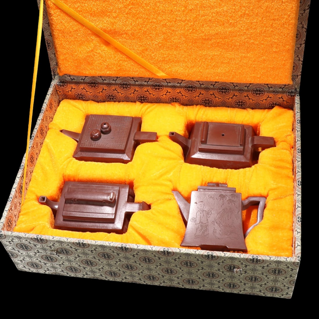 A Set of Fine Purple Sands Character and Story Pattern with poem Teapot: A Set of Fine Purple Sands Character and Story Pattern with poem Teapot Shi xiao ma Size:12cmx13cm (The Dimensions Of All Batches Are Manually Measured.If You Need More Detailed Information, Please Co