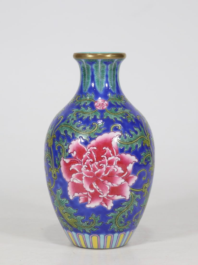 An Exquisite Famille-Rose Flower Pattern Vase: An Exquisite Famille-Rose Flower Pattern Vase Qing Dynasty, China Kangxi Four-character Mark Size:17.2cmx9.5cm (The Dimensions Of All Batches Are Manually Measured.If You Need More Detailed Informatio