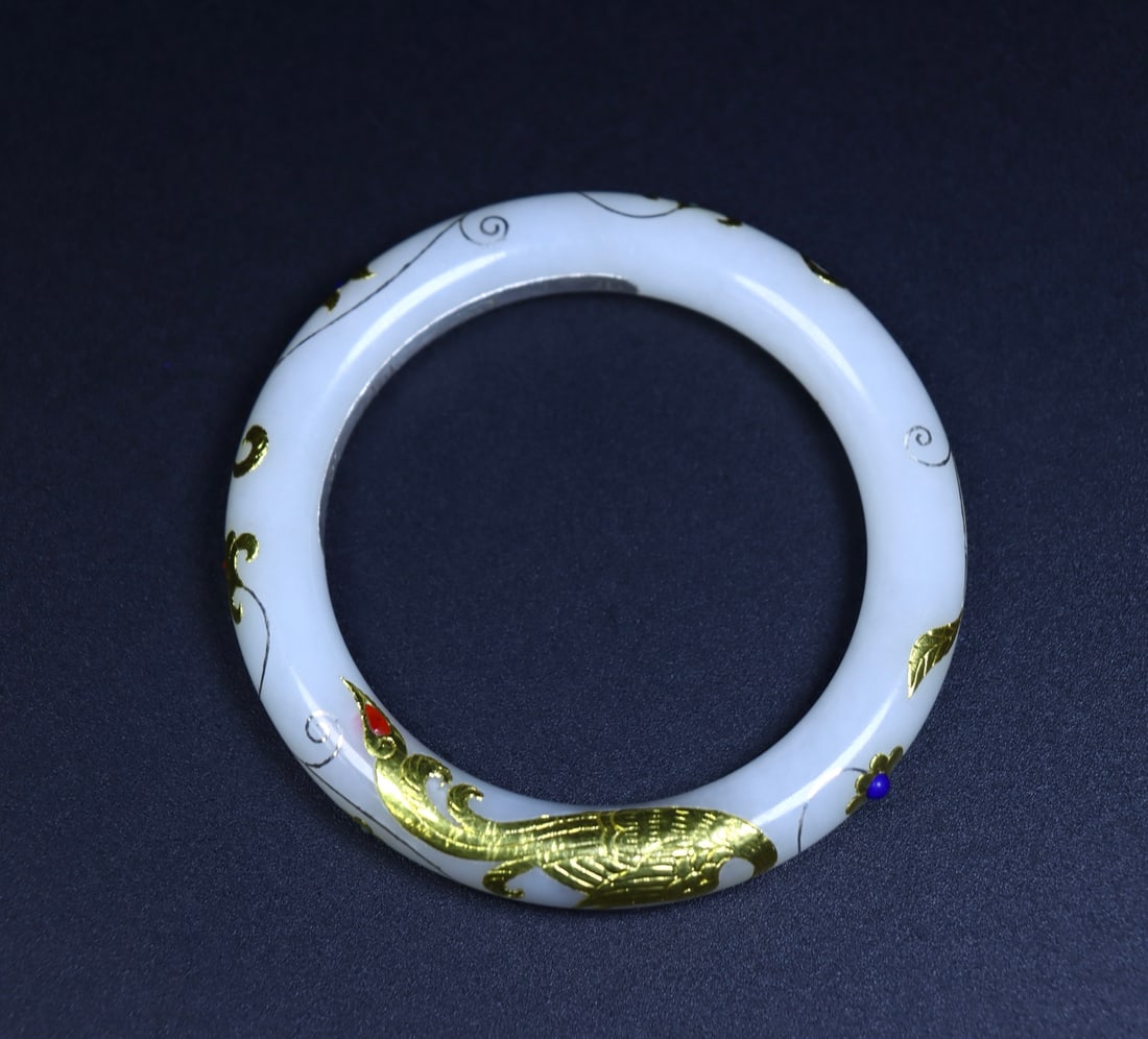 An Exquisite White Jade Painted Gold Phoenix Pattern Bracelets: An Exquisite White Jade Painted Gold Phoenix Pattern Bracelets Qing Dynasty, China Size:(inside diameter)57mm outside diameter Size:76mm Weight:55g (The Dimensions Of All Batches Are Manually Measured