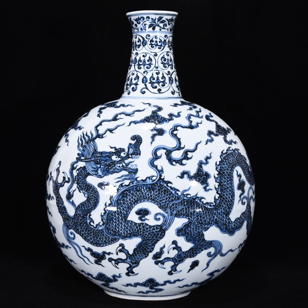 An Exquisite Blue and White Dragon Pattern Lotus Pattern Vase: An Exquisite Blue and White Dragon Pattern Lotus Pattern Vase Ming Dynasty, China ????Size:45.5cmx35cm (The Dimensions Of All Batches Are Manually Measured.If You Need More Detailed Information, Pleas