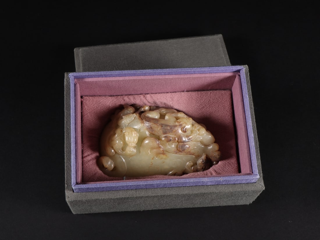 An Exquisite White Jade Chi-Dragon Pattern Paper Weight: An Exquisite White Jade Chi-Dragon Pattern Paper Weight Han Dynasty, China Size:8.8cmx5.6cmx3.8cm Weight:215g (The Dimensions Of All Batches Are Manually Measured.If You Need More Detailed Information