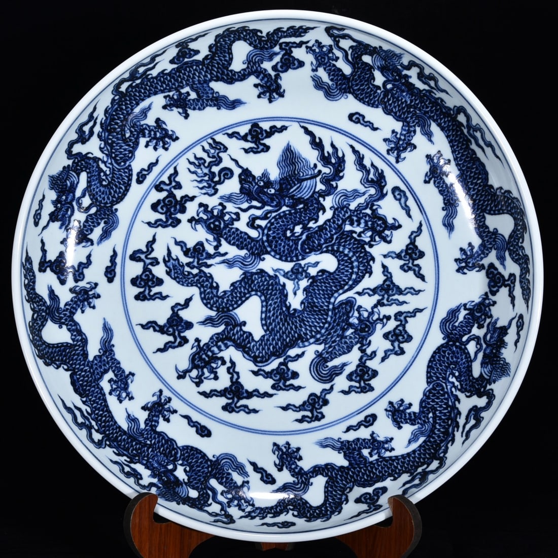 An Exquisite Blue and White Dragon Pattern Plate: An Exquisite Blue and White Dragon Pattern Plate Ming Dynasty, China Xuande Six-character Mark Size:8cmx44.5cm (The Dimensions Of All Batches Are Manually Measured.If You Need More Detailed Informatio