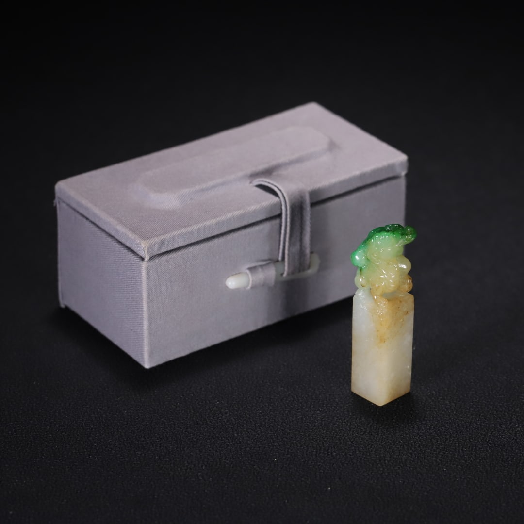 An Exquisite Jadeite Kylin Seal: An Exquisite Jadeite Kylin Seal Qing Dynasty, China Size:4.6cmx1cmx1.05cm Weight:15g (The Dimensions Of All Batches Are Manually Measured.If You Need More Detailed Information, Please Contact Our Cust