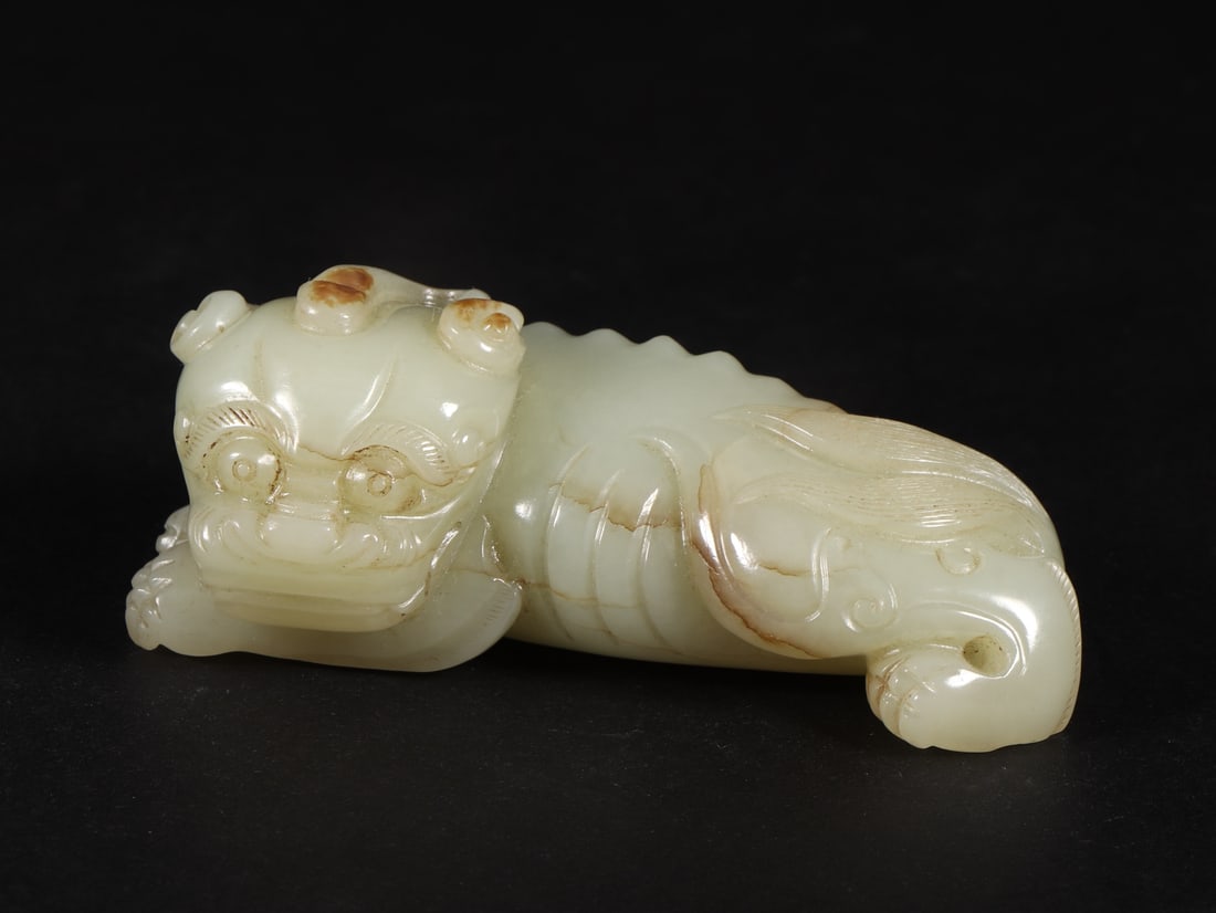 An Exquisite White Jade Lion Ornament: An Exquisite White Jade Lion Ornament Qing Dynasty, China Size:8.8cmx4.6cmx3.4cm Weight:176g (The Dimensions Of All Batches Are Manually Measured.If You Need More Detailed Information, Please Contact