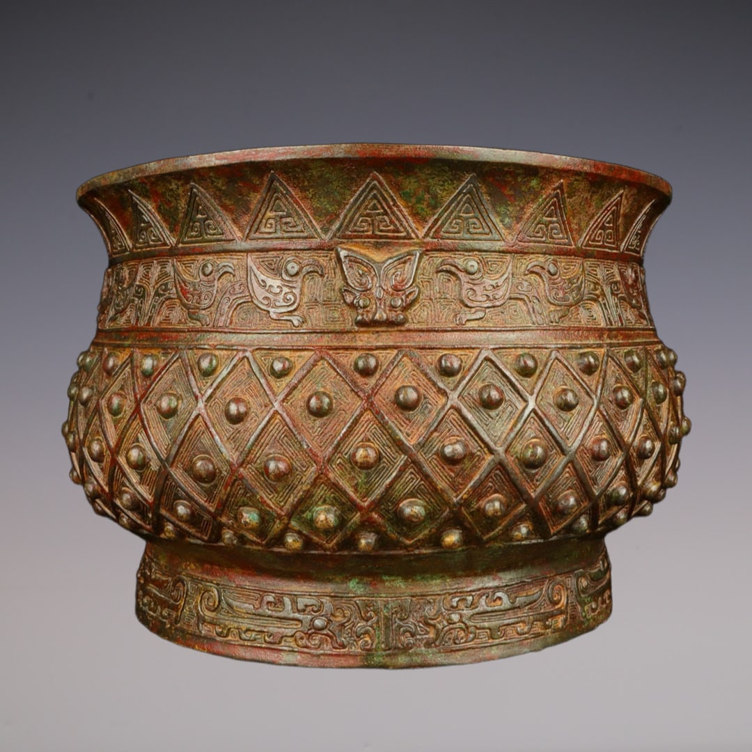 An Exquisite Bronze Beast-Face Pattern With Inscription Jar: An Exquisite Bronze Beast-Face Pattern With Inscription Jar W.Zhou , China Size:29cmx18cm Weight:5095g (The Dimensions Of All Batches Are Manually Measured.If You Need More Detailed Information, Pleas