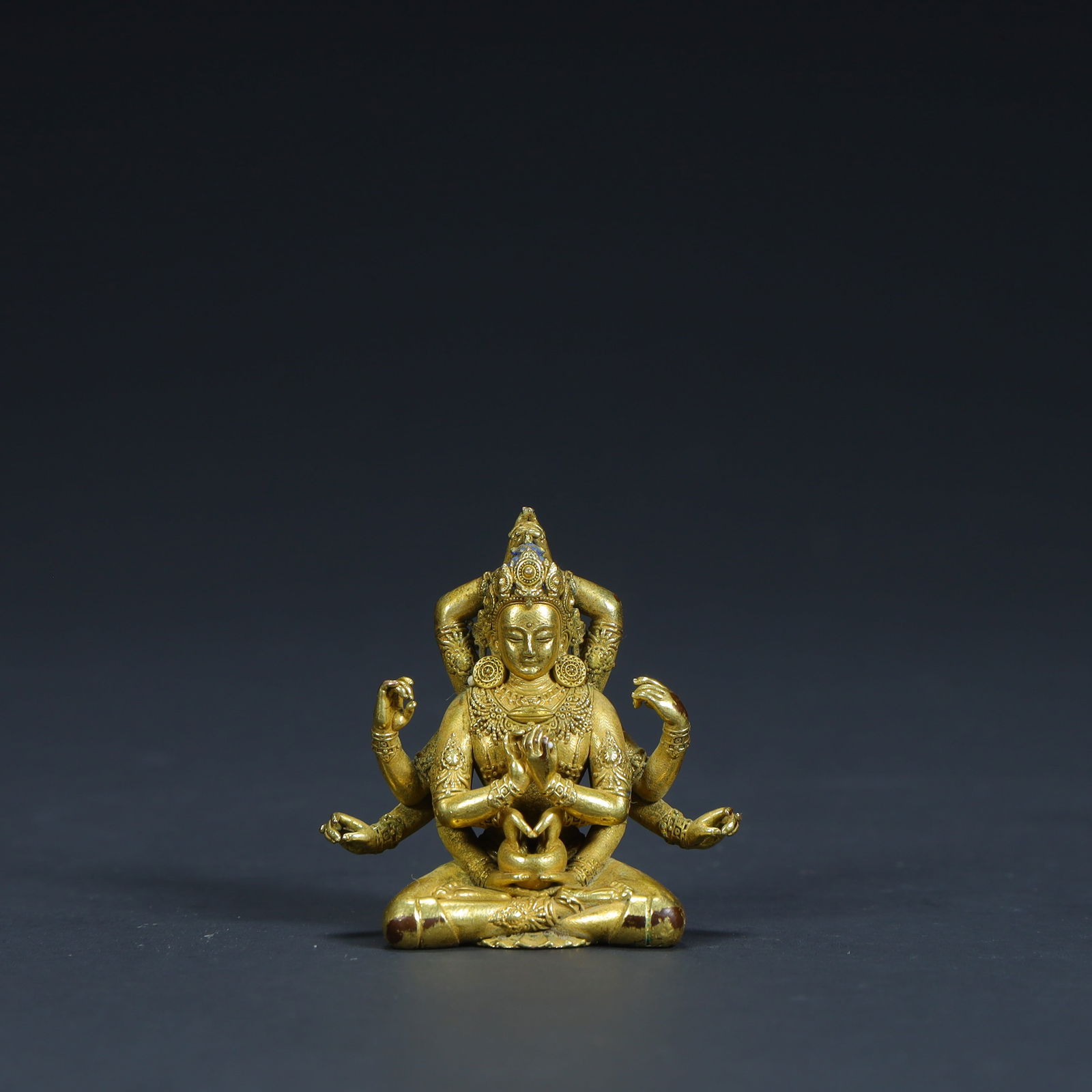 A bronze gilt statue of the Buddha Mother of the Qing Dynasty: The bronze gilt statue of the Buddha Mother in the Qing Dynasty Size:H:3.4cmL: 3.4cmW:1.5cmW:16g (The Dimensions Of All Batches Are Manually Measured.If You Need More Detailed Information, Please Cont