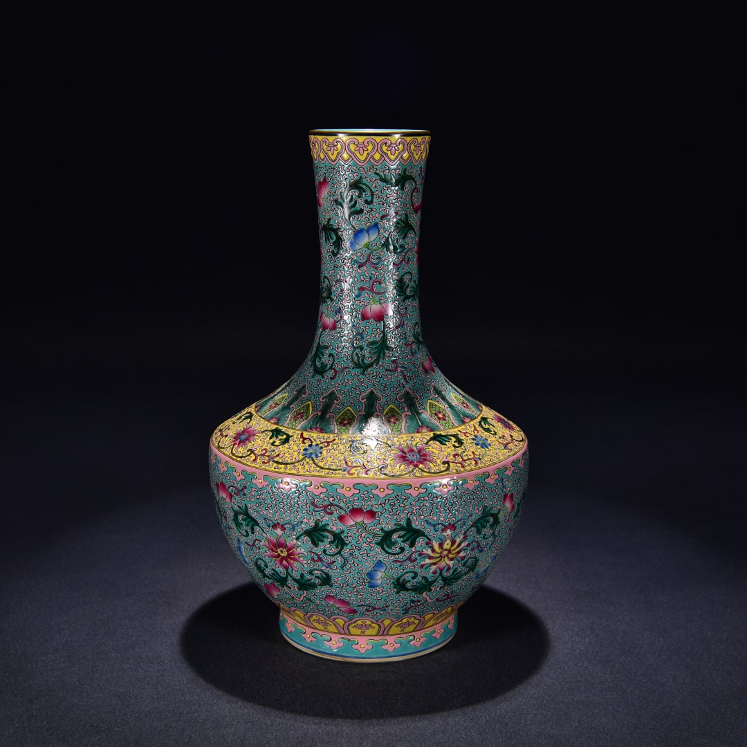 A turquoise green pastel flower ruyi pattern vase made in the Qianlong period of the Qing Dynasty (1 of 8)
