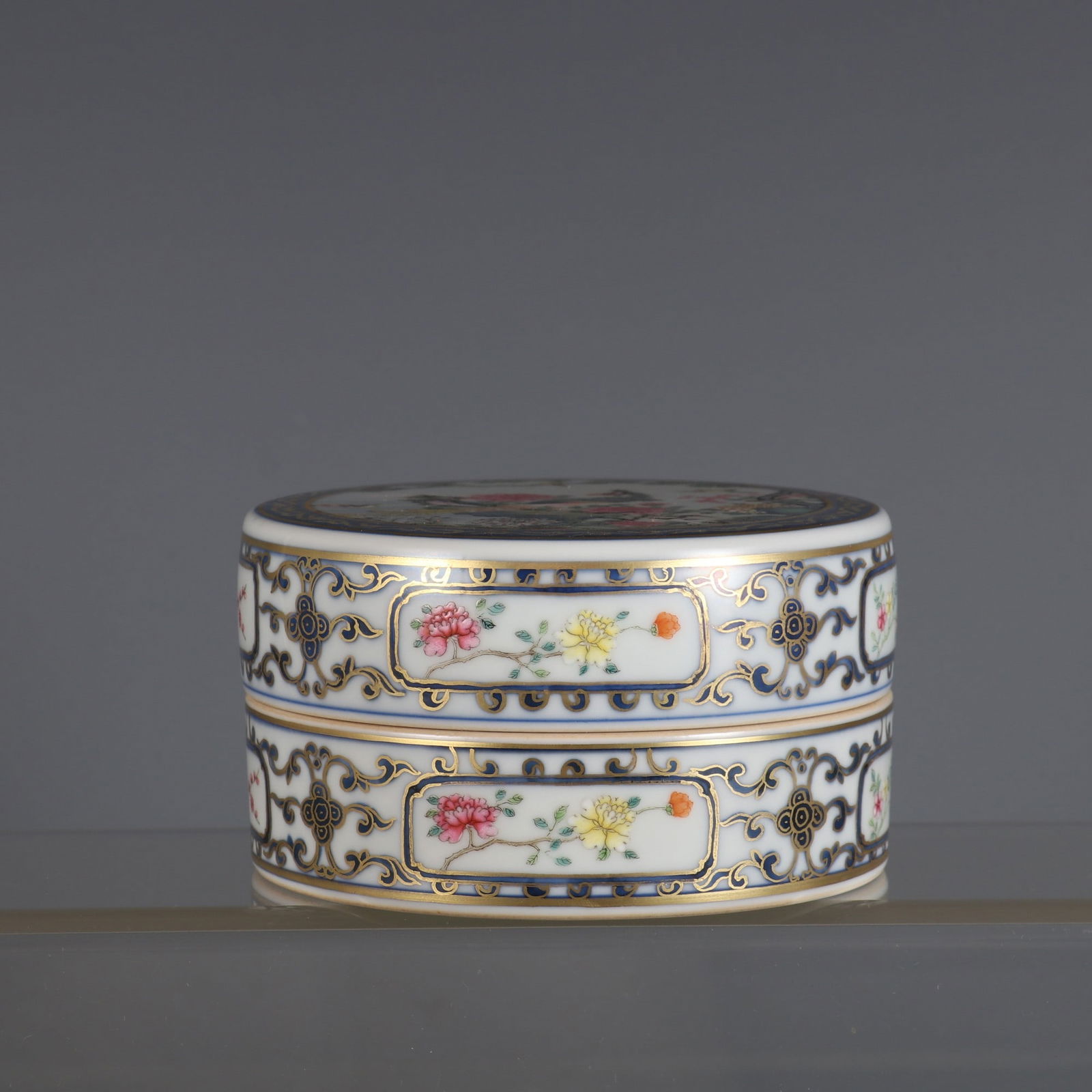 A blue powder color gold-painted Wulun Tu powder box made in the Qianlong period of the Qing Dynasty (1 of 9)