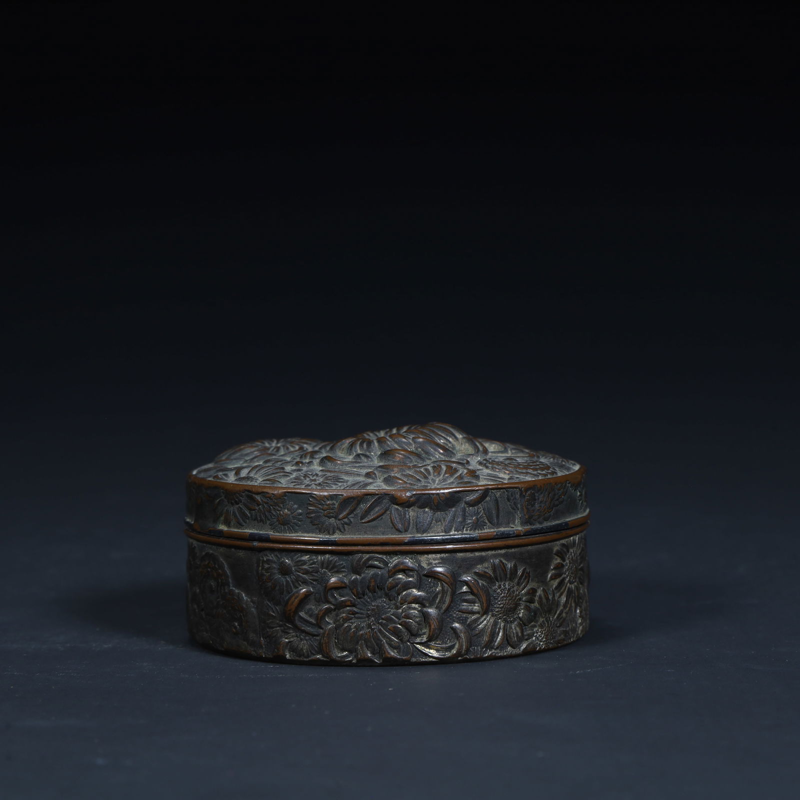 A Qing Dynasty copper chrysanthemum lid box: Qing Dynasty copper chrysanthemum lid box Size:H:3cmL: 6.2cmW:6.2cmW:141.5g (The Dimensions Of All Batches Are Manually Measured.If You Need More Detailed Information, Please Contact Our Customer Serv