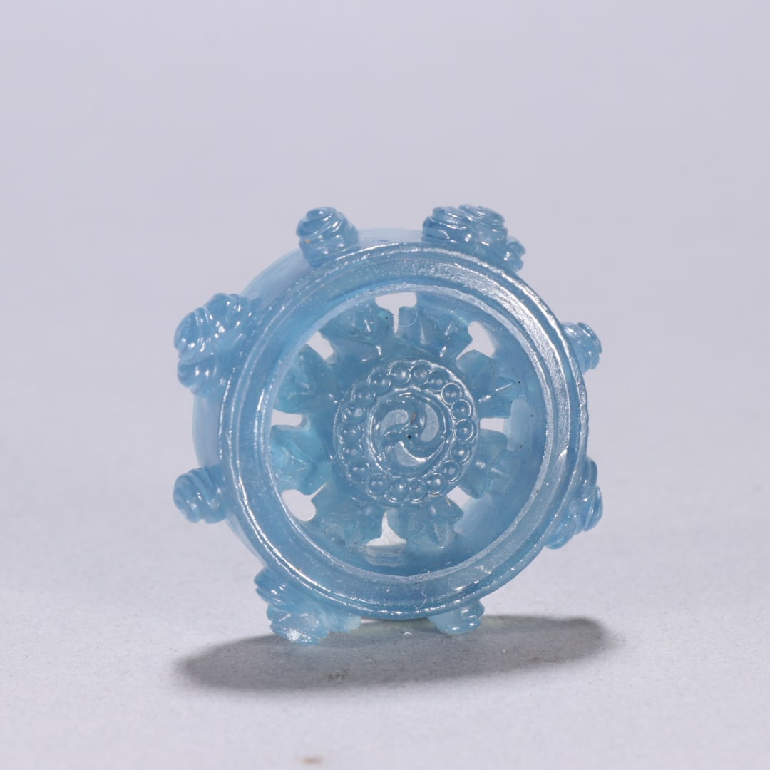 A piece of the Qing Dynasty's aquamarine Dharma wheel: The Aquamarine Dharma Wheel of the Qing Dynasty Size:W:4.9×4.9cmW:0.040kg (The Dimensions Of All Batches Are Manually Measured.If You Need More Detailed Information, Please Contact Our Customer Servi