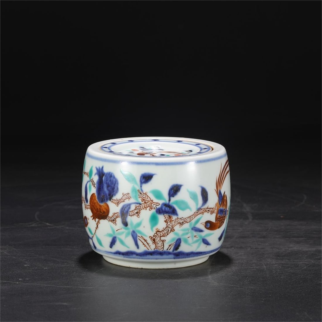 A blue and white colorful flower and bird fruit pattern cricket lid jar made in the Xuande year of: The blue and white colorful flower and bird fruit pattern cricket lid jar made in the Xuande year of the Ming Dynasty Size:H:10.5cmCalibre:9cmBellydiameter:13cm (The Dimensions Of All Batches Are Manu