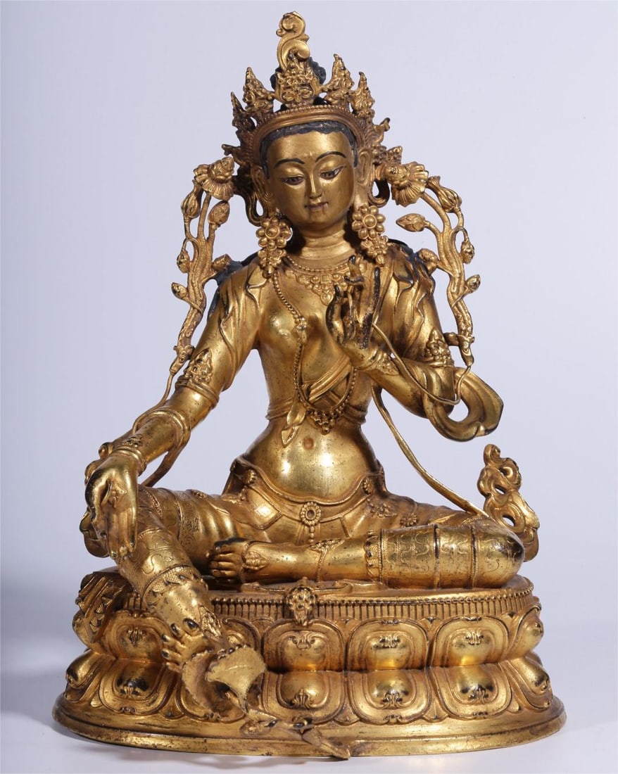 A seated statue of Tara, gilded and green in the Qing Dynasty: A seated statue of Tara in a copper-gilt green in the Qing Dynasty Size:H:23cmL:16cmW:14.5cmW:3.001kg (The Dimensions Of All Batches Are Manually Measured.If You Need More Detailed Information, Please