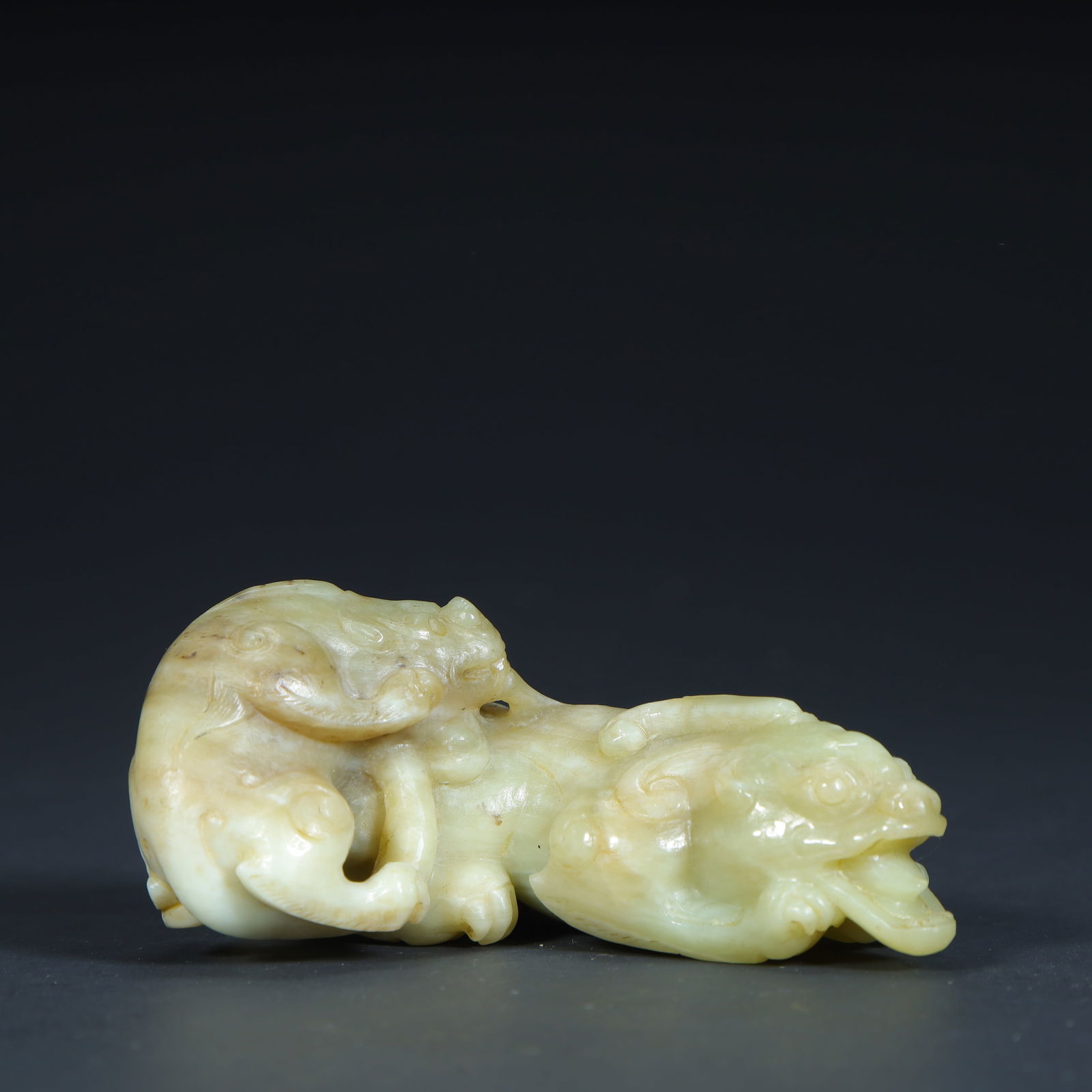 A blue and white jade double Pixiu ornament of the Ming Dynasty (1 of 9)