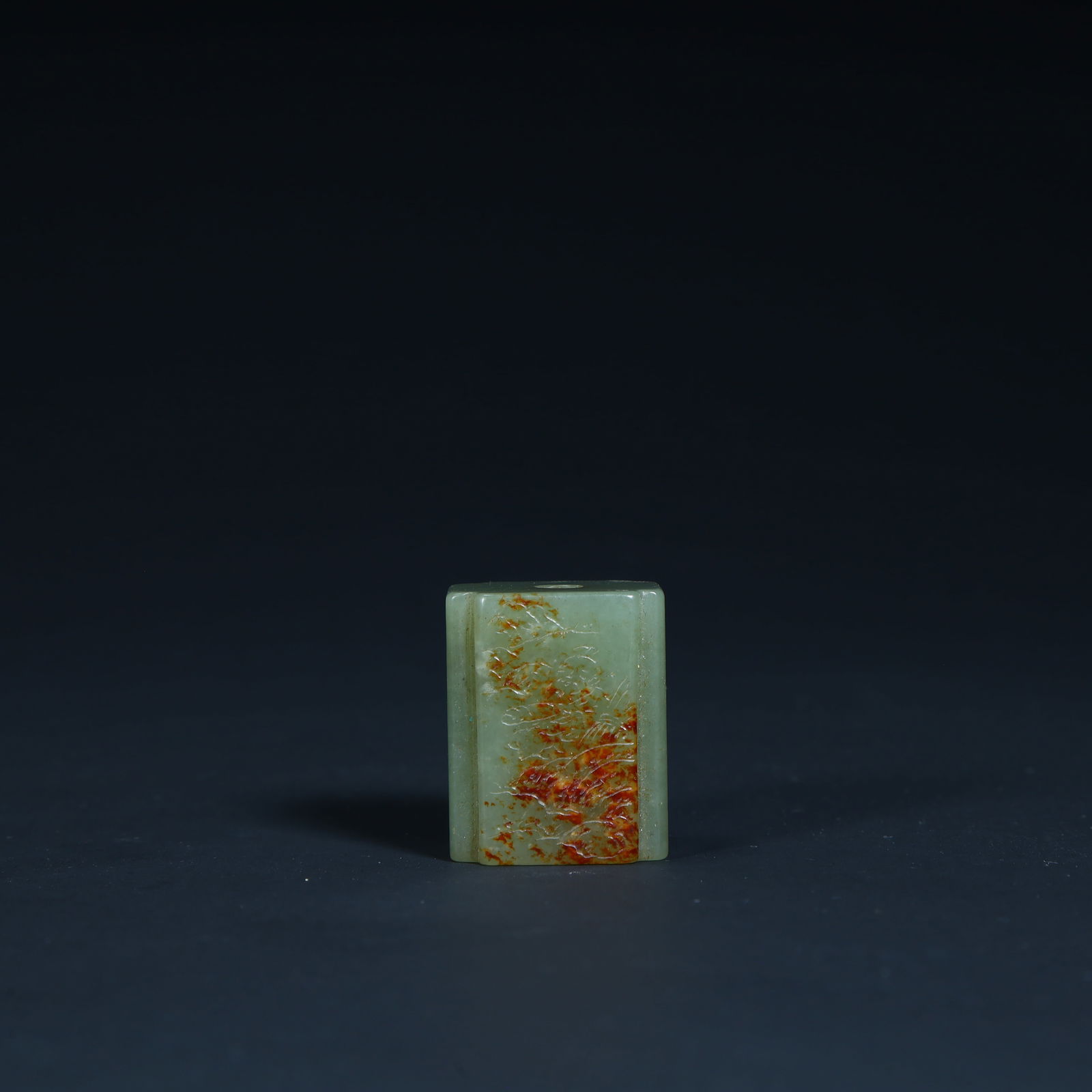 A piece of Han Dynasty green jade with skin and jade cong-style rein: The green jade with skin and jade cong-style resin in the Han Dynasty Size:H:2.6cmL: 2.2cmW:2cmW:28.8g (The Dimensions Of All Batches Are Manually Measured.If You Need More Detailed Information, Pleas
