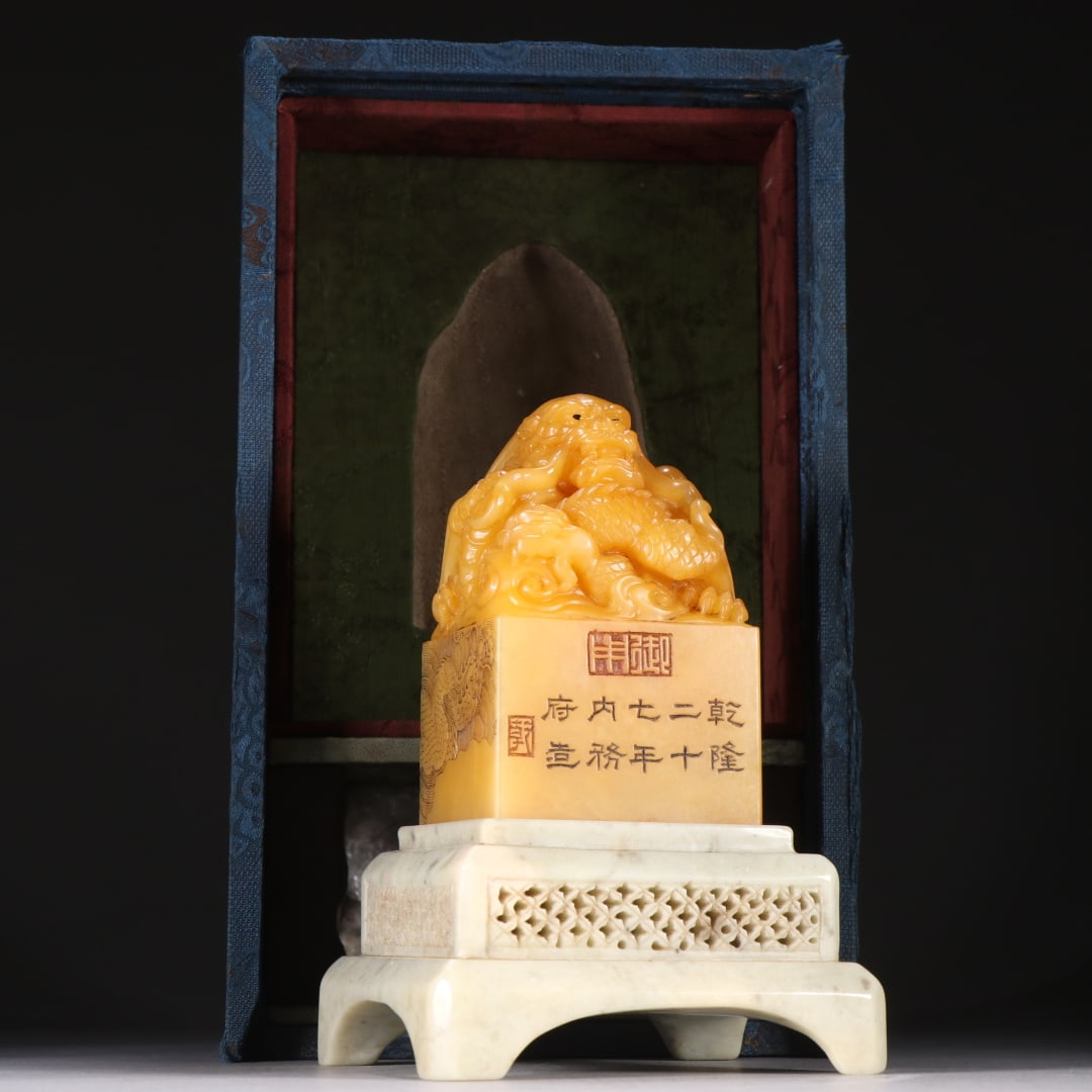 A Qing Dynasty Tian Huang Shilong button seal: Qing Dynasty's Tian Huang Shilong button seal Size:H:8cmW:4.7cmW:0.352kg (The Dimensions Of All Batches Are Manually Measured.If You Need More Detailed Information, Please Contact Our Customer Service