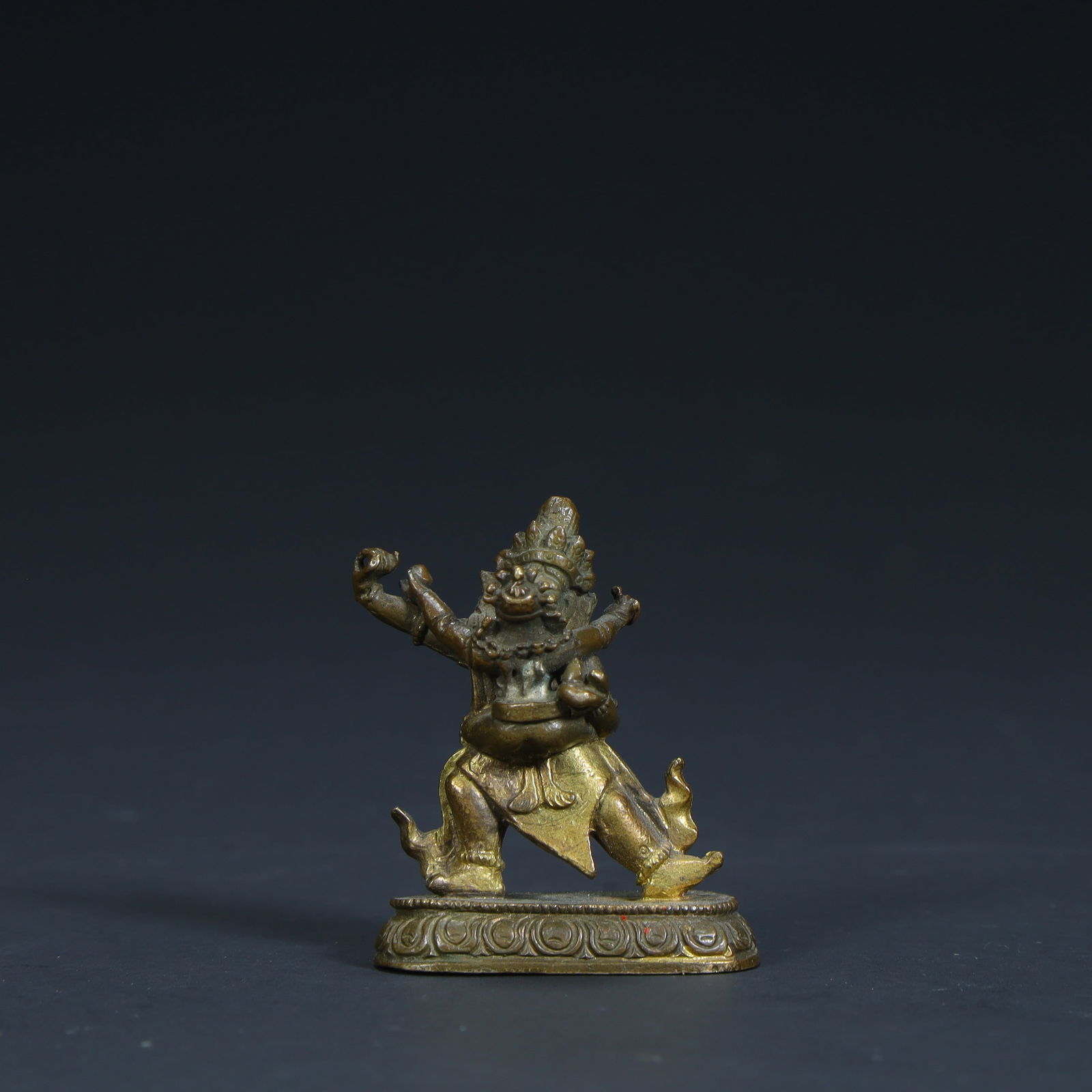 A statue of the four-armed black sky in copper mud and gold in the Qing Dynasty: The Qing Dynasty's bronze clay gold four-armed black sky statue Size:H:3.6cmL: 3.2cmW:1.3cmW:18.8g (The Dimensions Of All Batches Are Manually Measured.If You Need More Detailed Information, Please Co