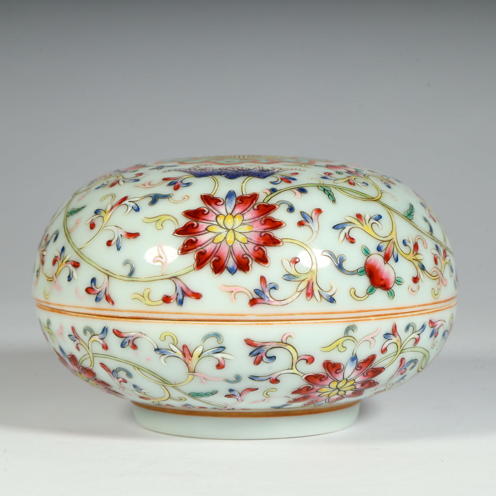 A Qing Dynasty pastel entwined lotus Fushou pattern cover box (1 of 8)