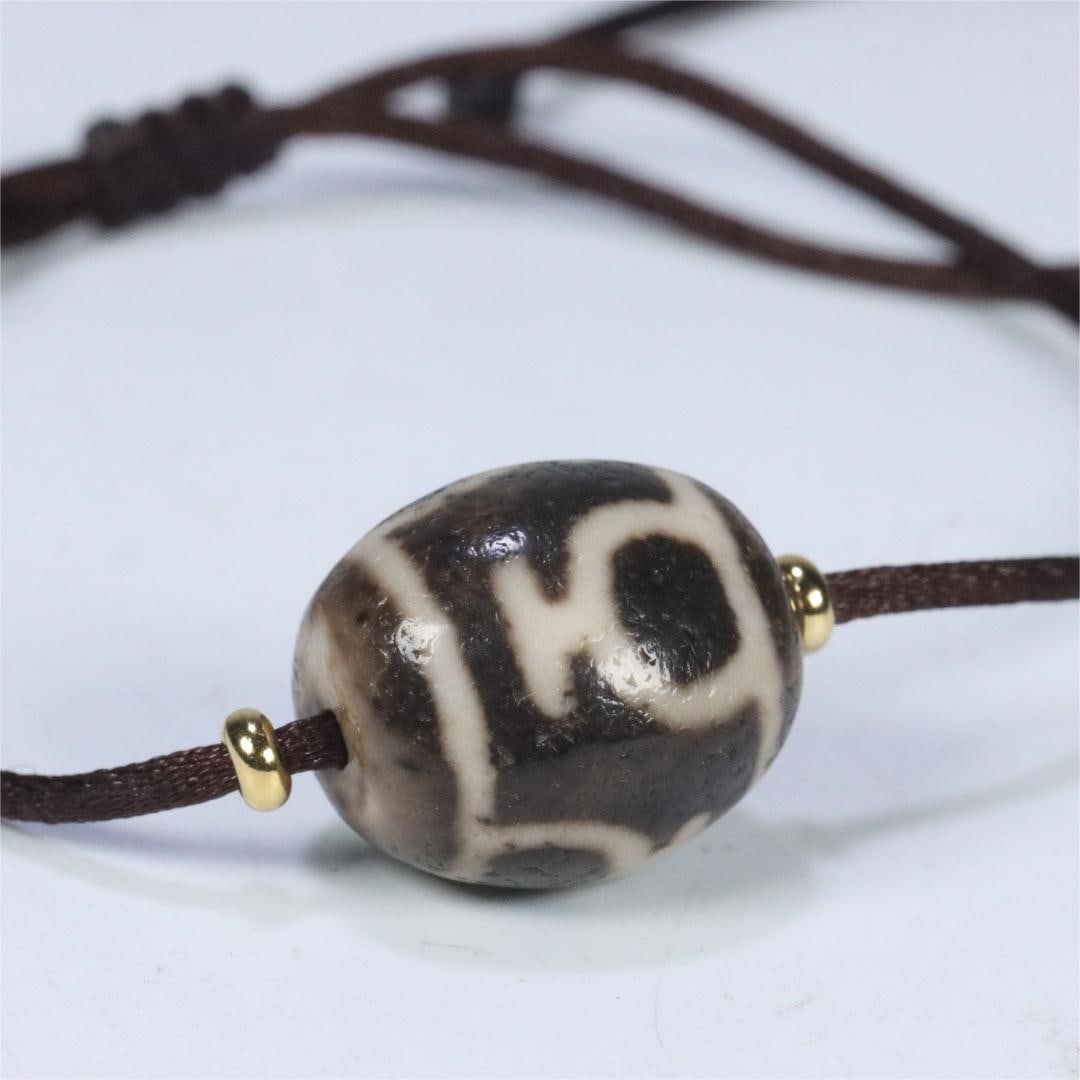 A beautiful agate Daluo vase Dzi: Exquisite Agate Daluo Treasure Vase Dzi Size:2.3x2.05cmW:0.0156kg (The Dimensions Of All Batches Are Manually Measured.If You Need More Detailed Information, Please Contact Our Customer Service Before