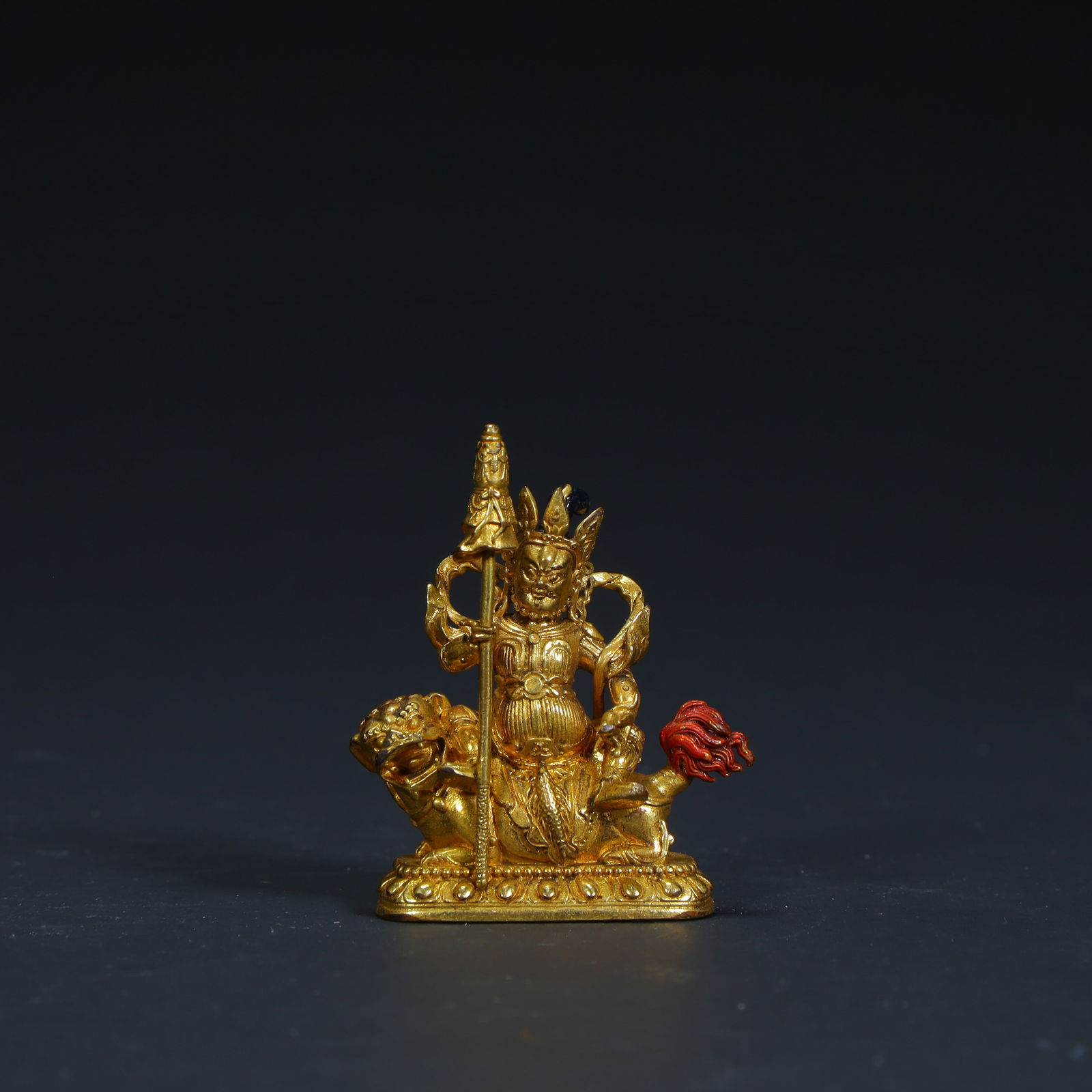 A seated statue of the King of Treasures in copper gilts: Seated statue of the King of Copper gilt treasures Size:H:4.2cmL: 3.4cmW:1.3cmW:22g (The Dimensions Of All Batches Are Manually Measured.If You Need More Detailed Information, Please Contact Our Custo
