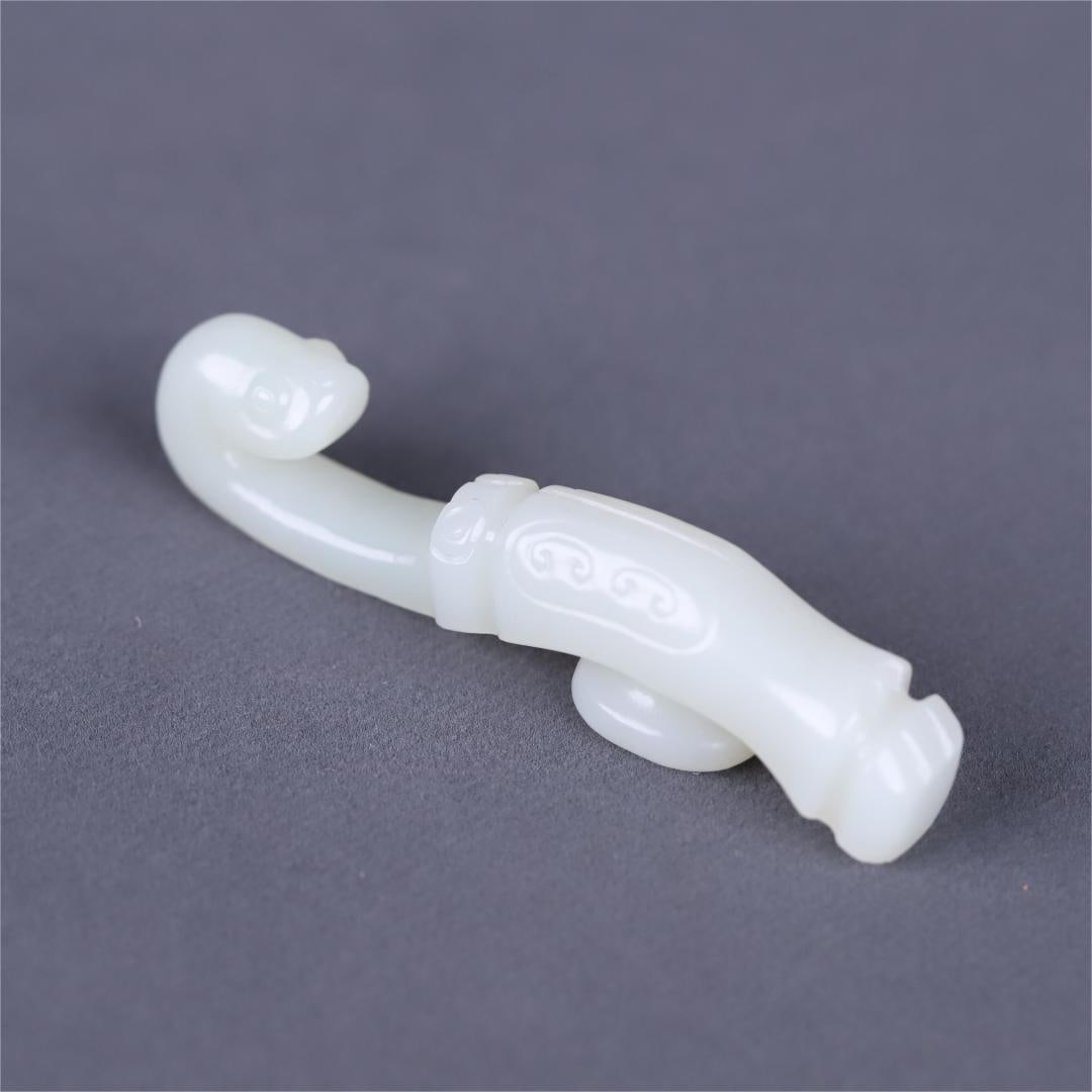 A piece of exquisite old Hetian jade belt hook: Exquisite old Hetian jade with hooks Size:L:821.45cmW:0.0305kg (The Dimensions Of All Batches Are Manually Measured.If You Need More Detailed Information, Please Contact Our Customer Service Before Bi