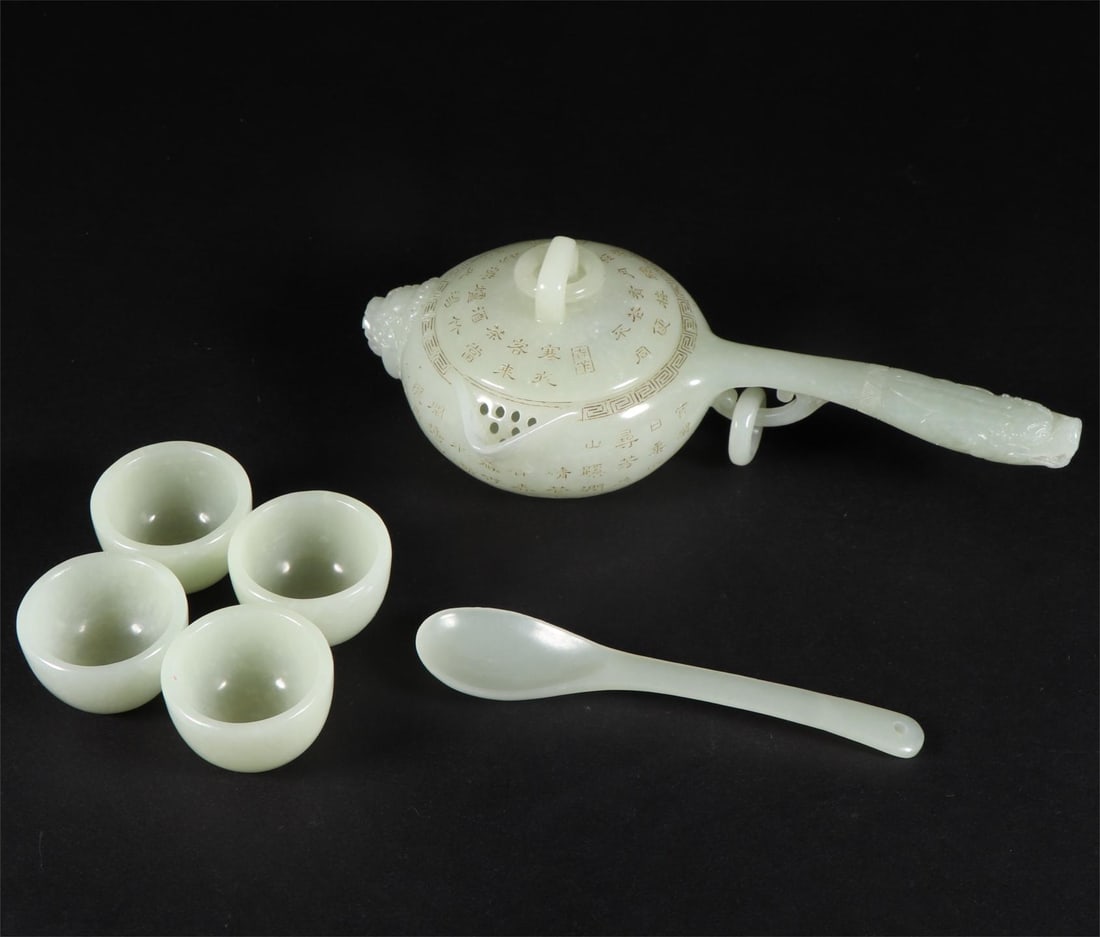 A set of Qing Dynasty Xinjiang Hetian jade pot with cups: Xinjiang Hetian jade pot with cup in the Qing Dynasty Size:L:16.5cmW:8.1cmH:5.3cmD:3.5cmH:2.2cmL:10.9cmW:0.27kg (The Dimensions Of All Batches Are Manually Measured.If You Need More Detailed Informati
