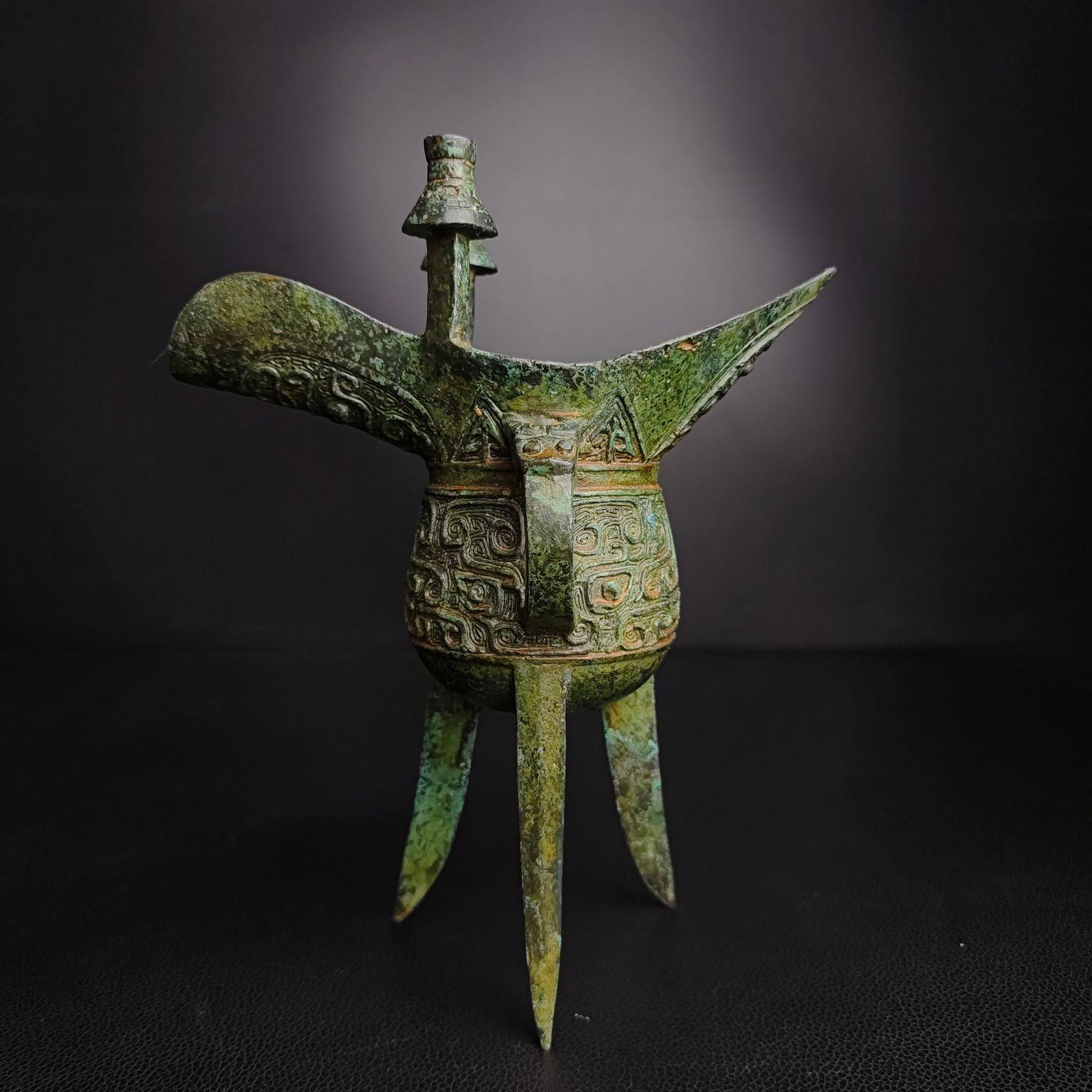 A bronze three-legged cup of the Shang Zhou Dynasty (1 of 9)