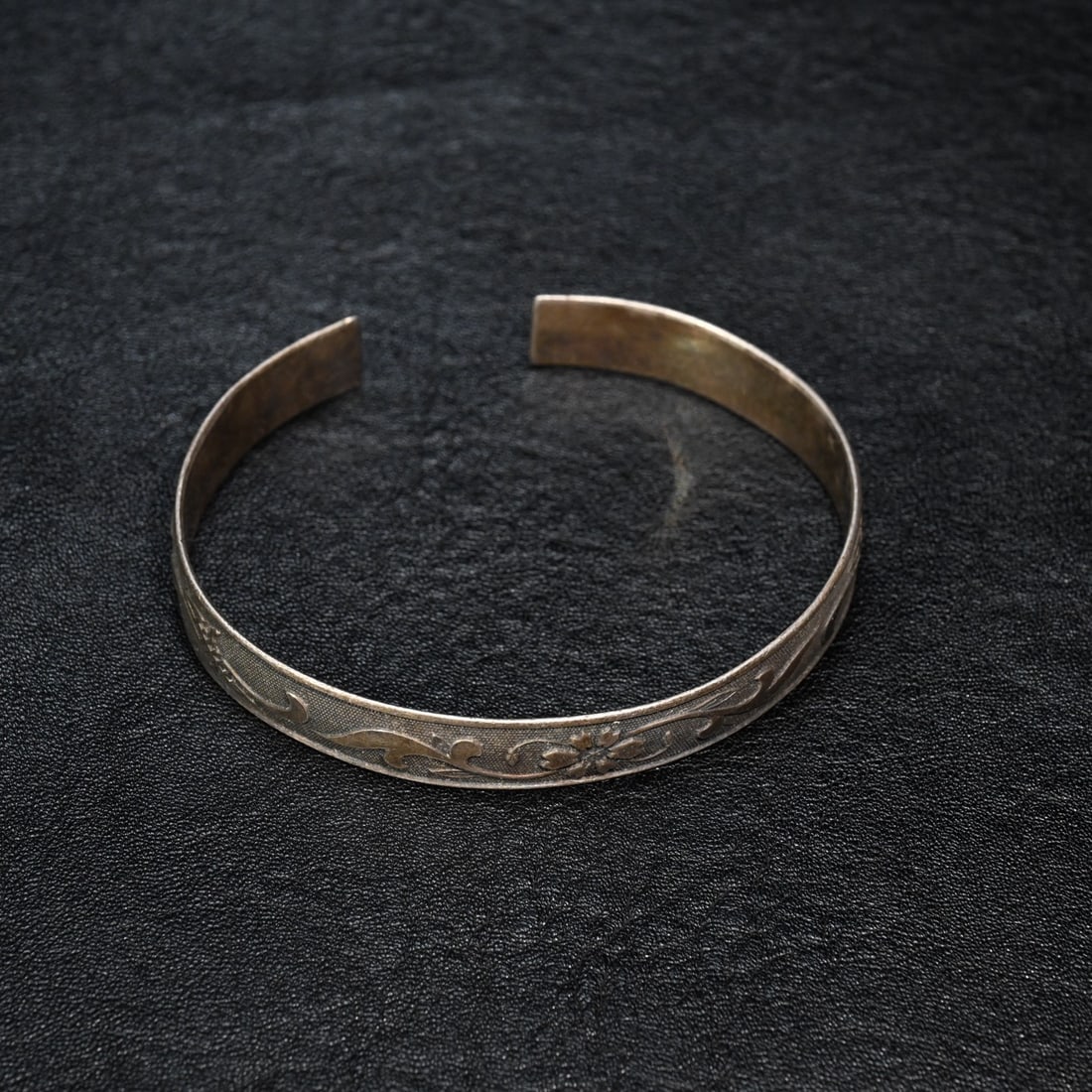 A beautiful old sterling silver longevity pattern bracelet: Exquisite old sterling silver longevity pattern bracelet Size:Circemouth:6.7mmW:0.026kg (The Dimensions Of All Batches Are Manually Measured.If You Need More Detailed Information, Please Contact Our C