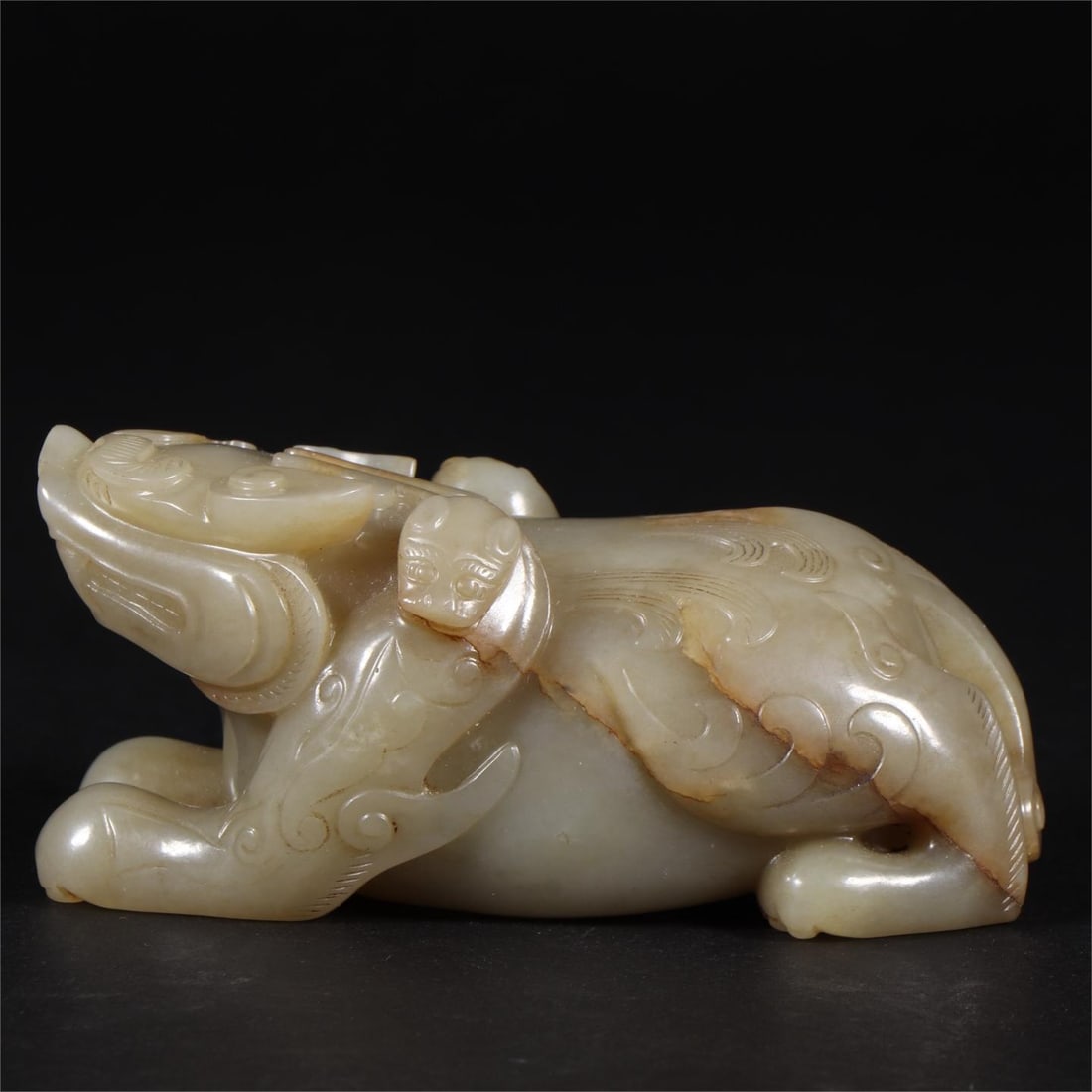 A Qing Dynasty Hetian jade seed material auspicious beast: The Hetian jade seed material auspicious beast of the Qing Dynasty Size:L:9.5cmW:4.5cmH:4.3cmW:286g (The Dimensions Of All Batches Are Manually Measured.If You Need More Detailed Information, Please C