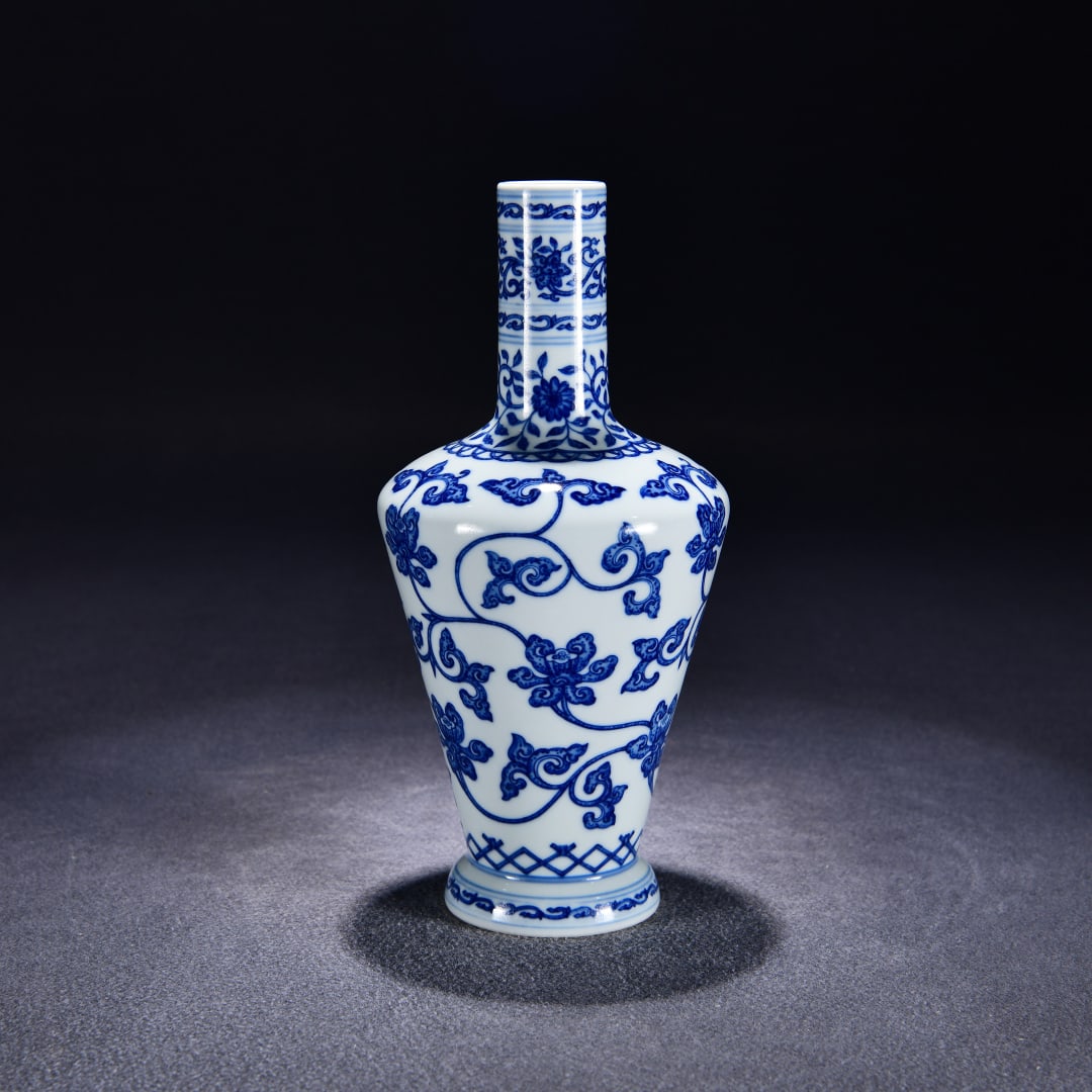 A blue and white entwined lotus pattern nectar bottle made in the Yongzheng era of the Qing Dynasty (1 of 9)